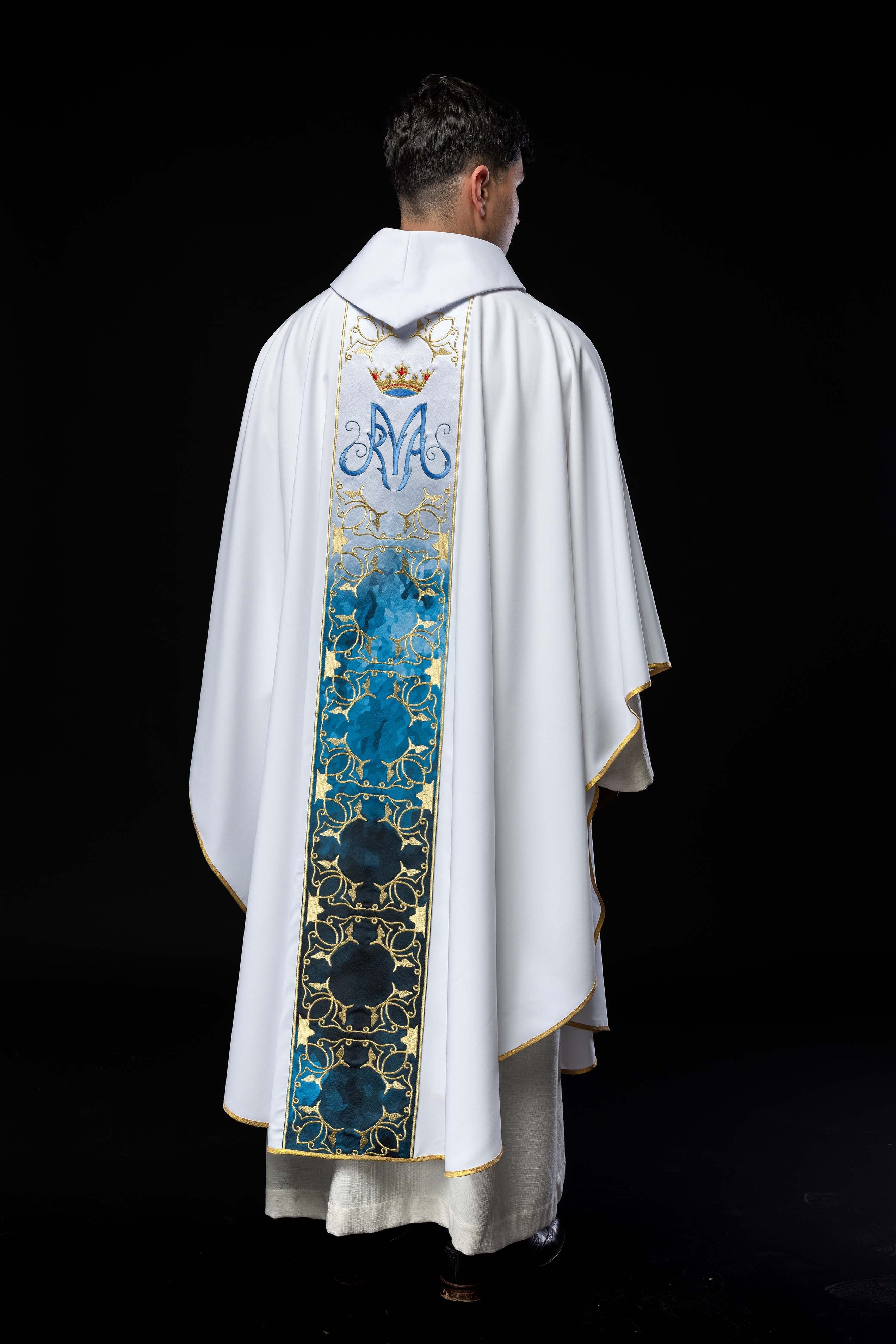 White Marian liturgical chasuble with an embroidered and sublimated belt