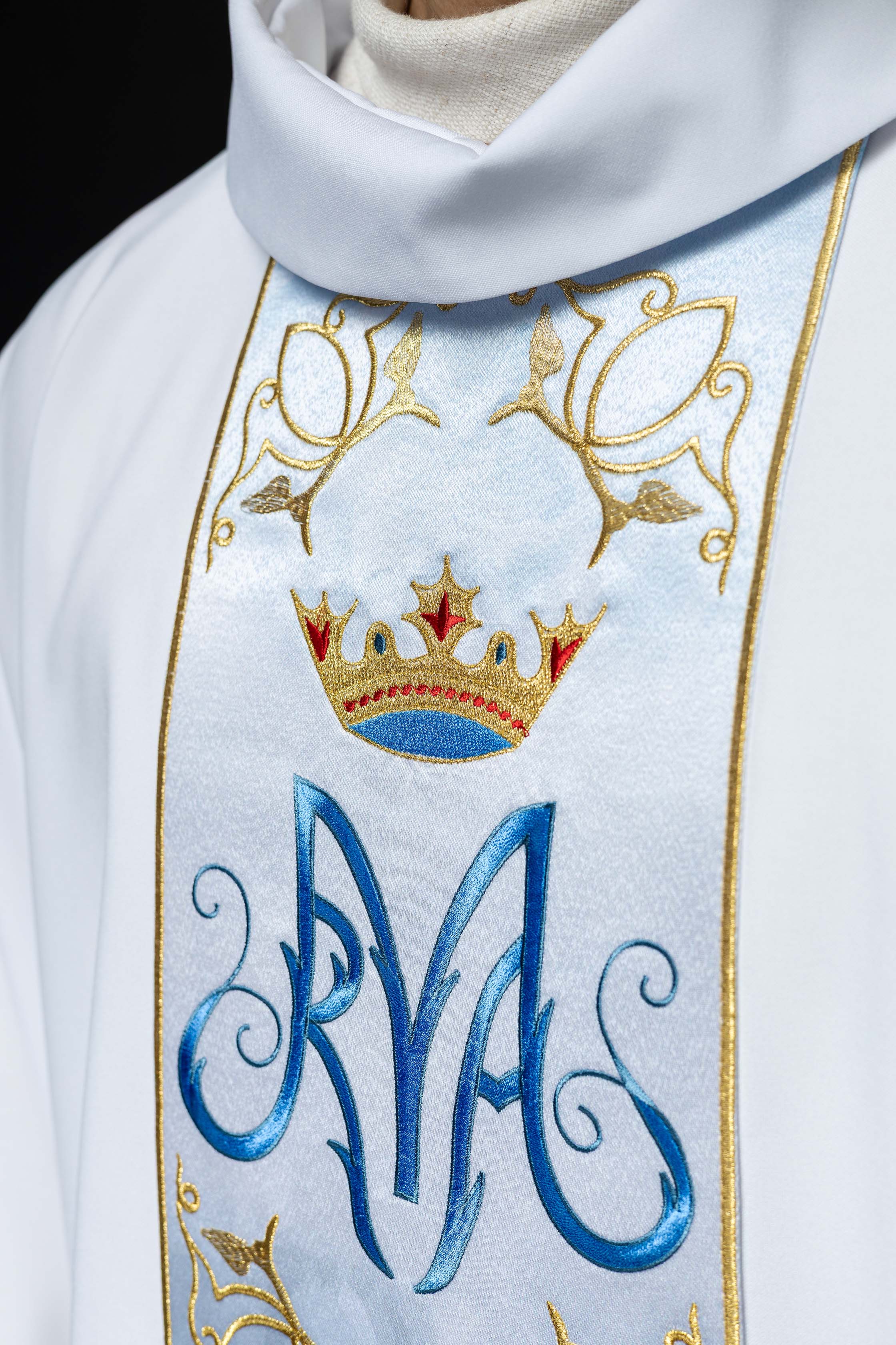 White Marian liturgical chasuble with an embroidered and sublimated belt