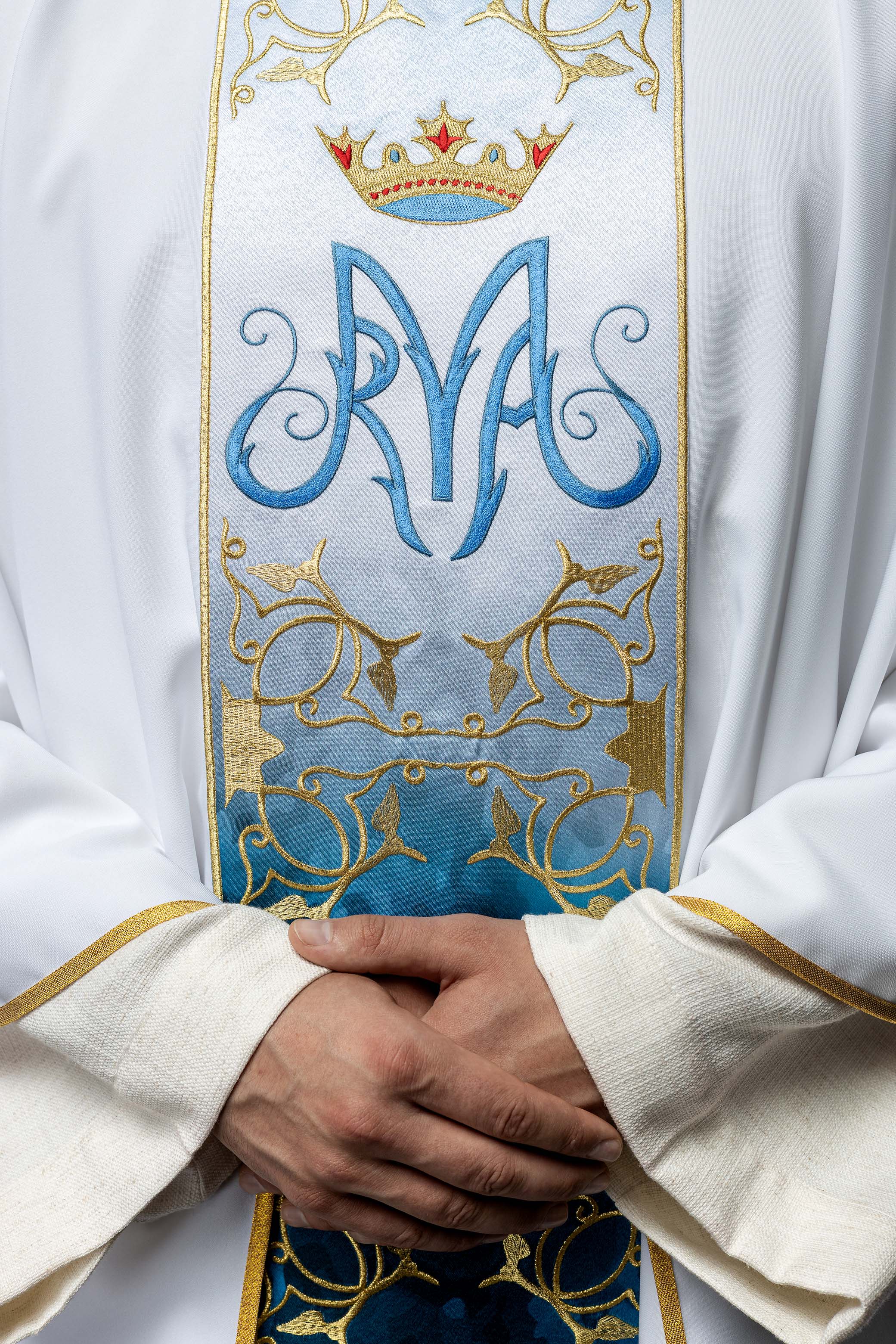 White Marian liturgical chasuble with an embroidered and sublimated belt