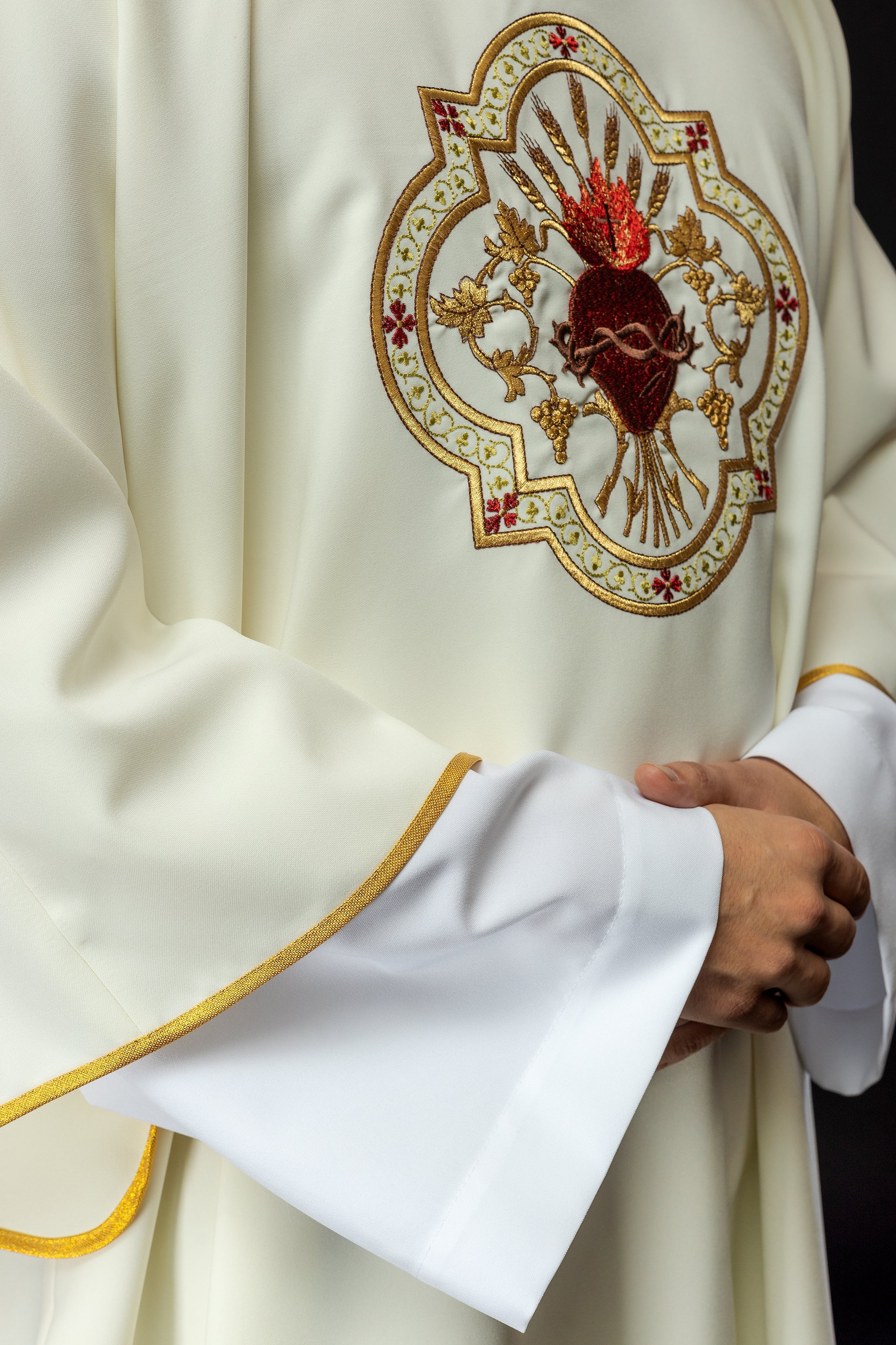 Dalmatyka z motywem Serca Pana Jezusa i Kielicha eucharystycznego - ORNATY.PL