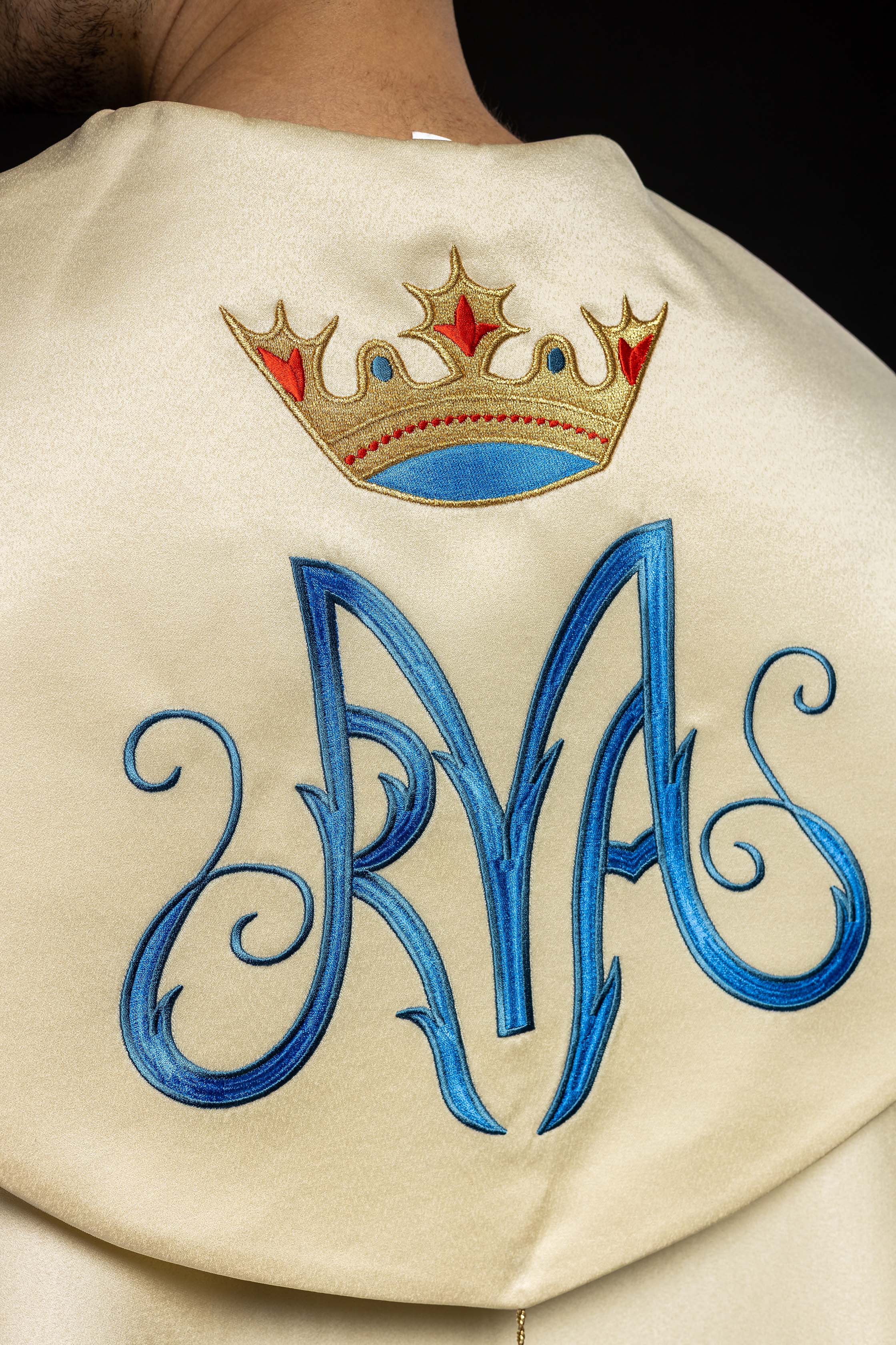 Marian cope in ecru with gold and blue embroidery - HAFTINAUSA.COM