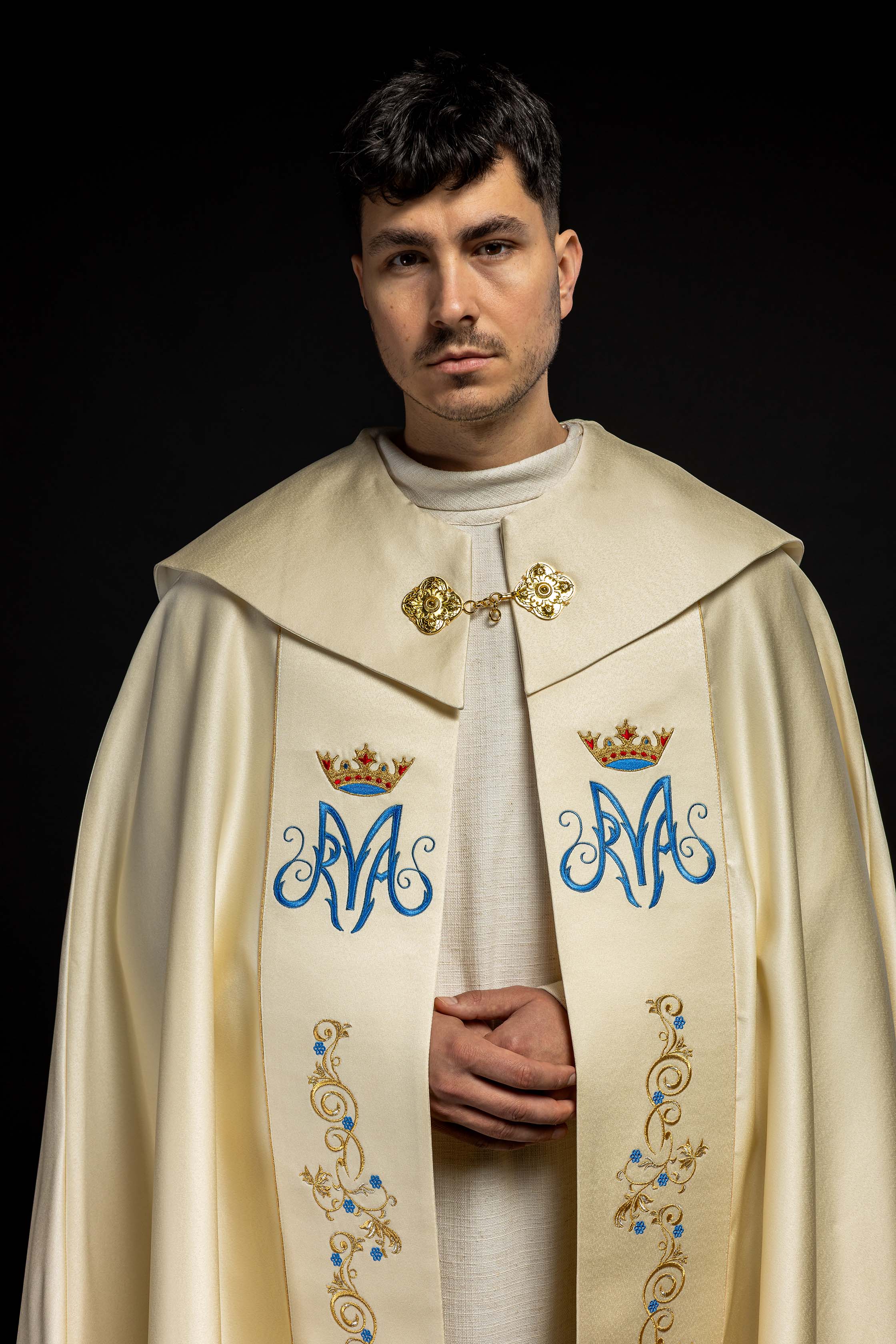 Marian cope in ecru with gold and blue embroidery - HAFTINAUSA.COM
