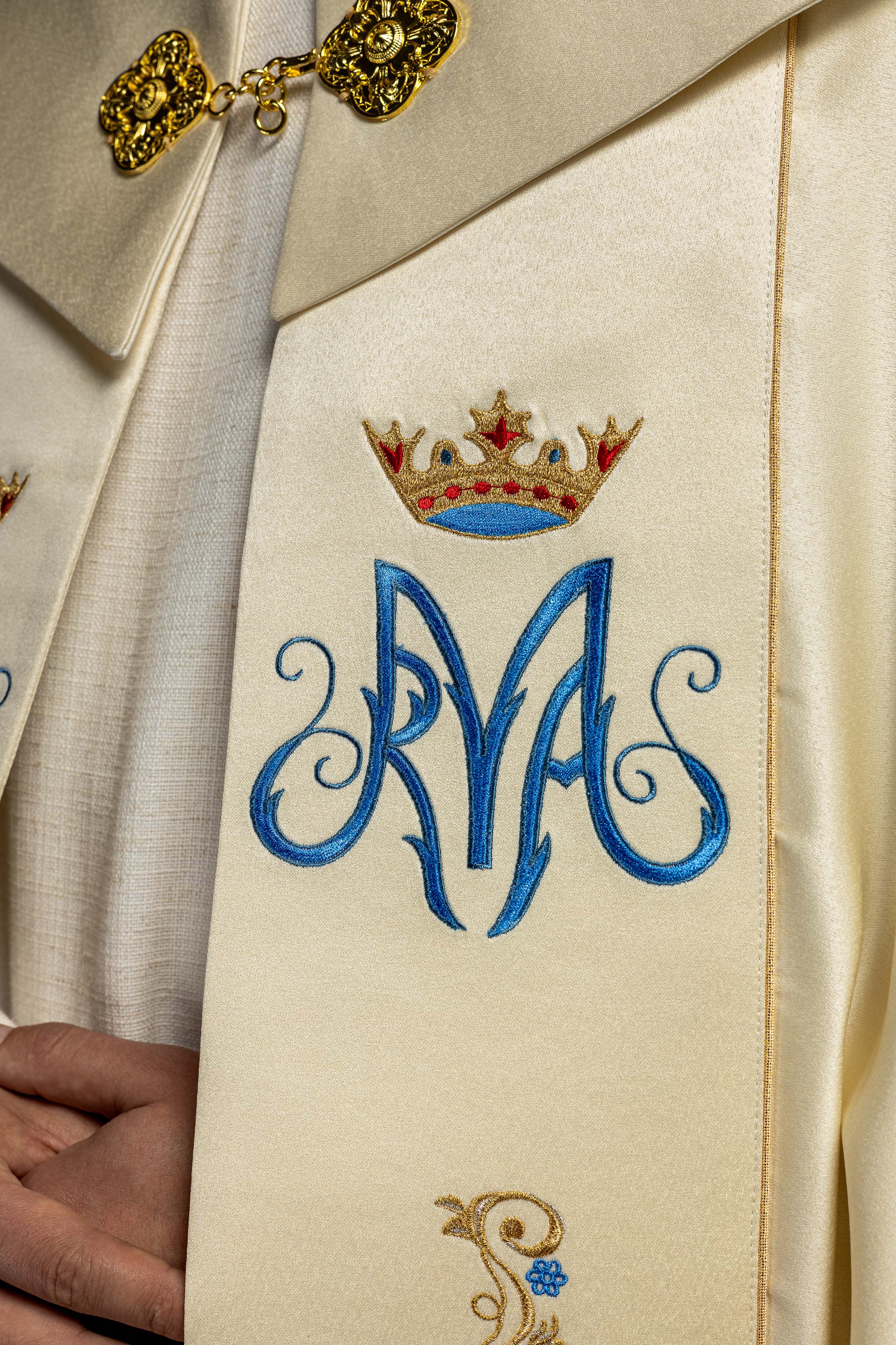 Marian cope in ecru with gold and blue embroidery - HAFTINAUSA.COM
