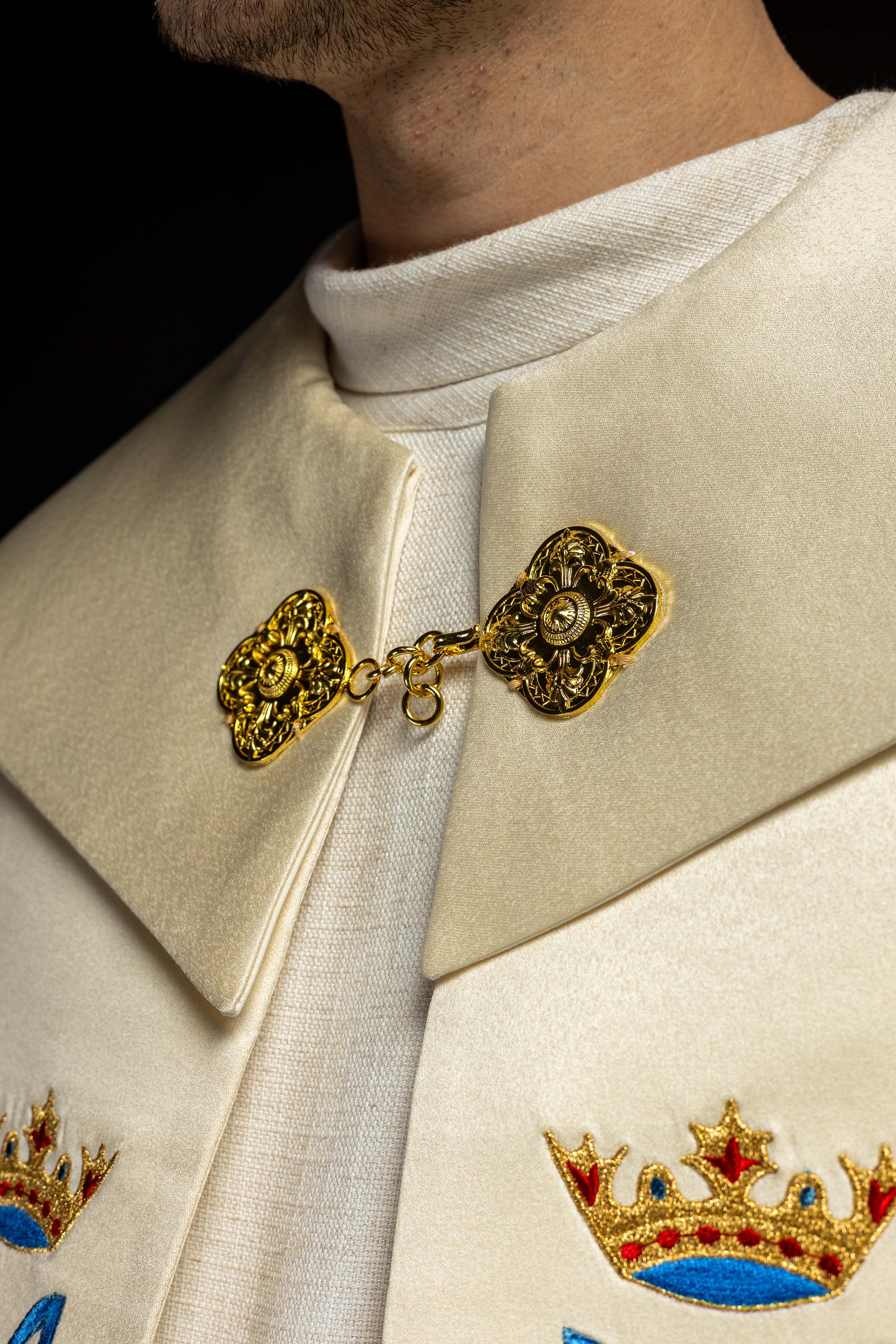 Marian cope in ecru with gold and blue embroidery - HAFTINAUSA.COM
