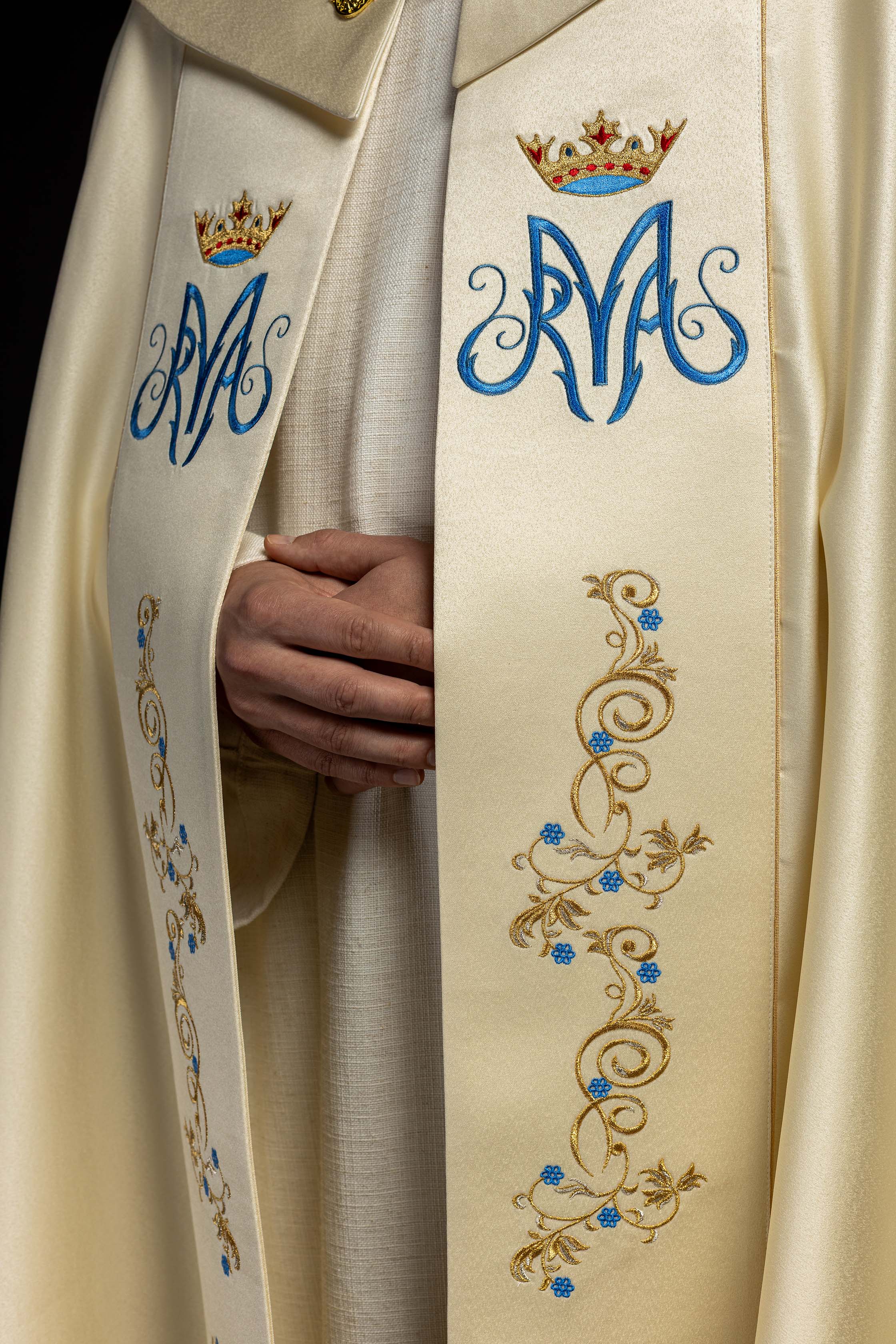Marian cope in ecru with gold and blue embroidery - HAFTINAUSA.COM