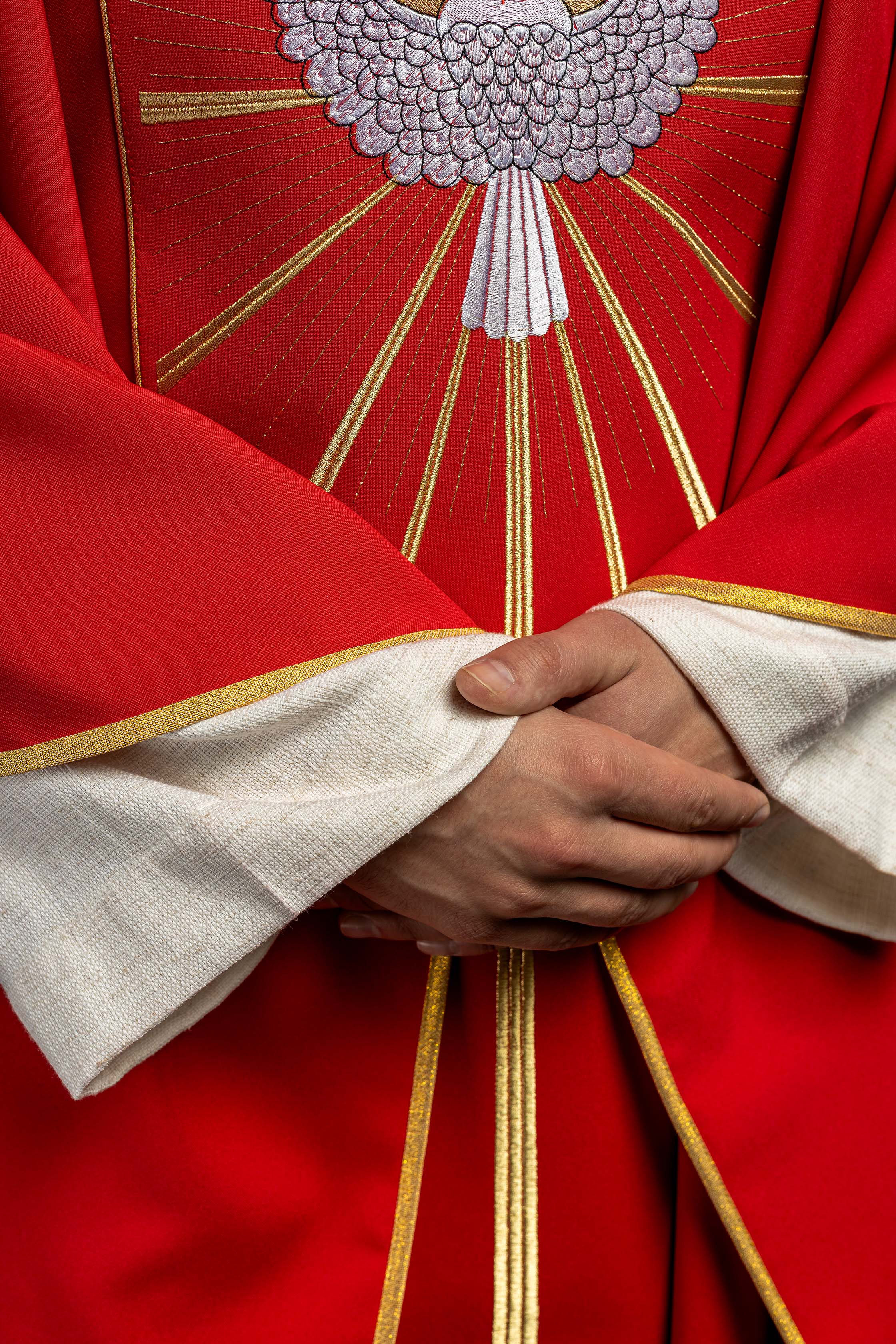 Ornat haftowany z Duchem Świętym w kolorze czerwonym - ORNATY.PL