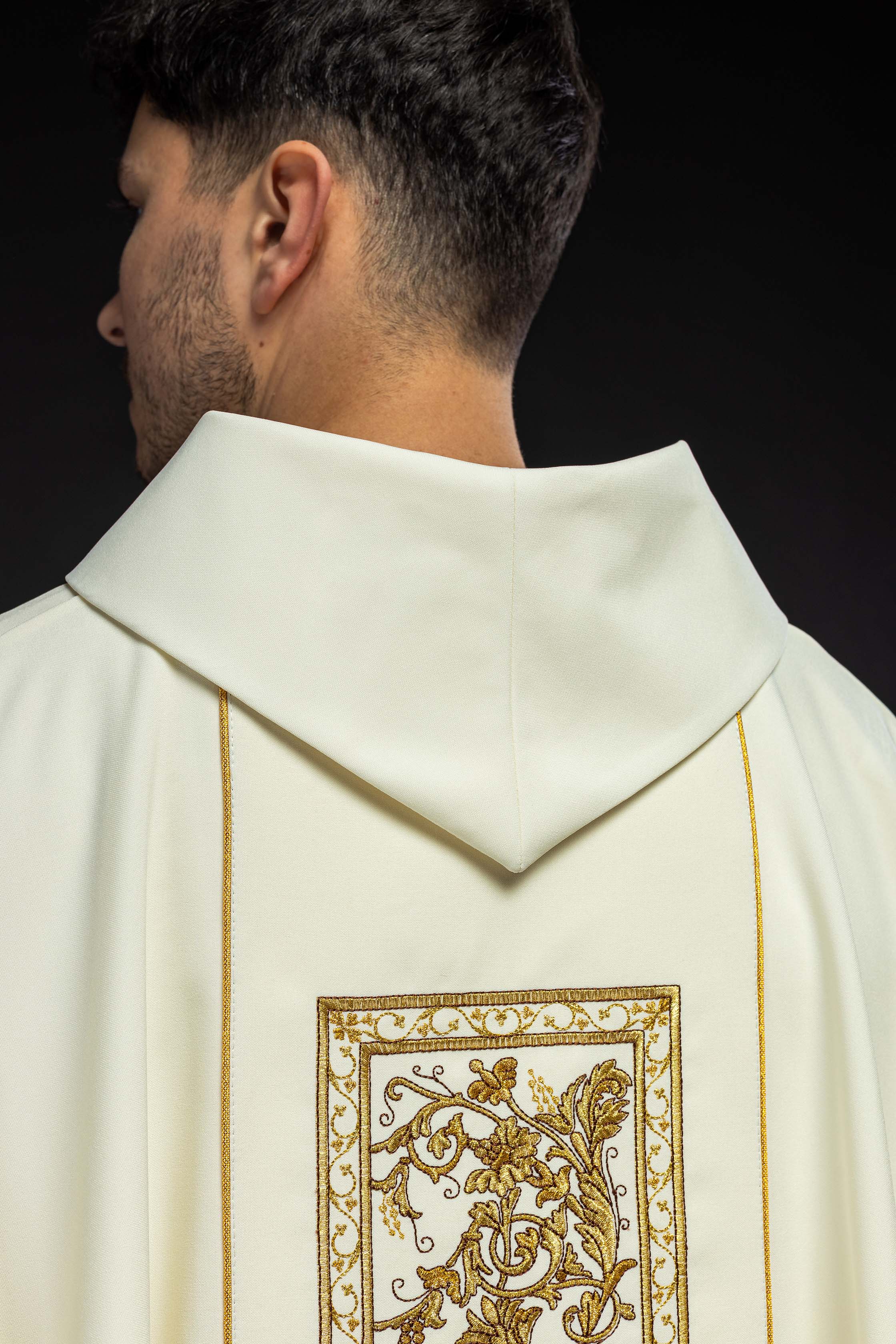 Ornat z haftem kielicha eucharystycznego w kolorze ecru - ORNATY.PL