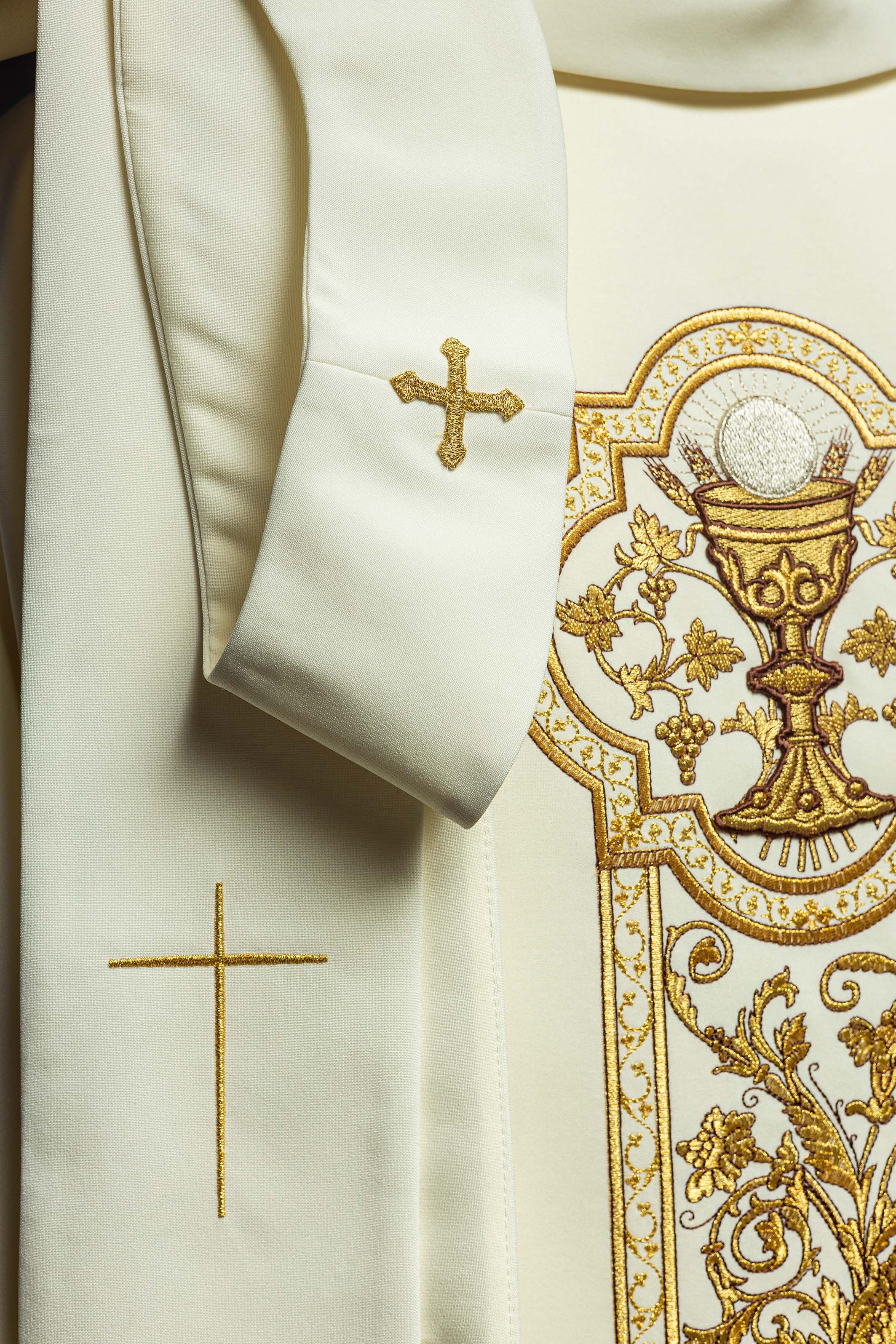 Ornat z haftem kielicha eucharystycznego w kolorze ecru - ORNATY.PL
