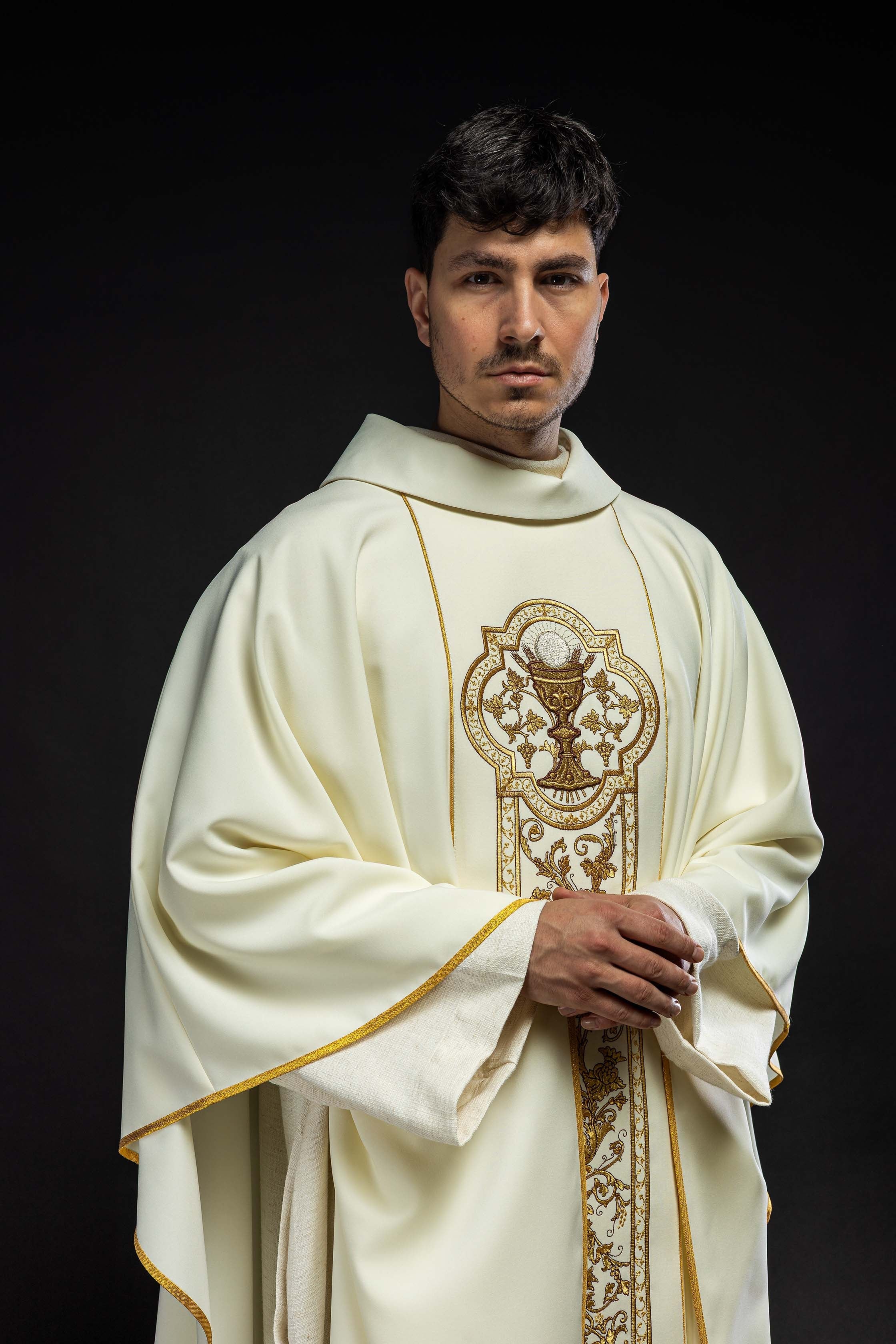 Ornat z haftem kielicha eucharystycznego w kolorze ecru - ORNATY.PL