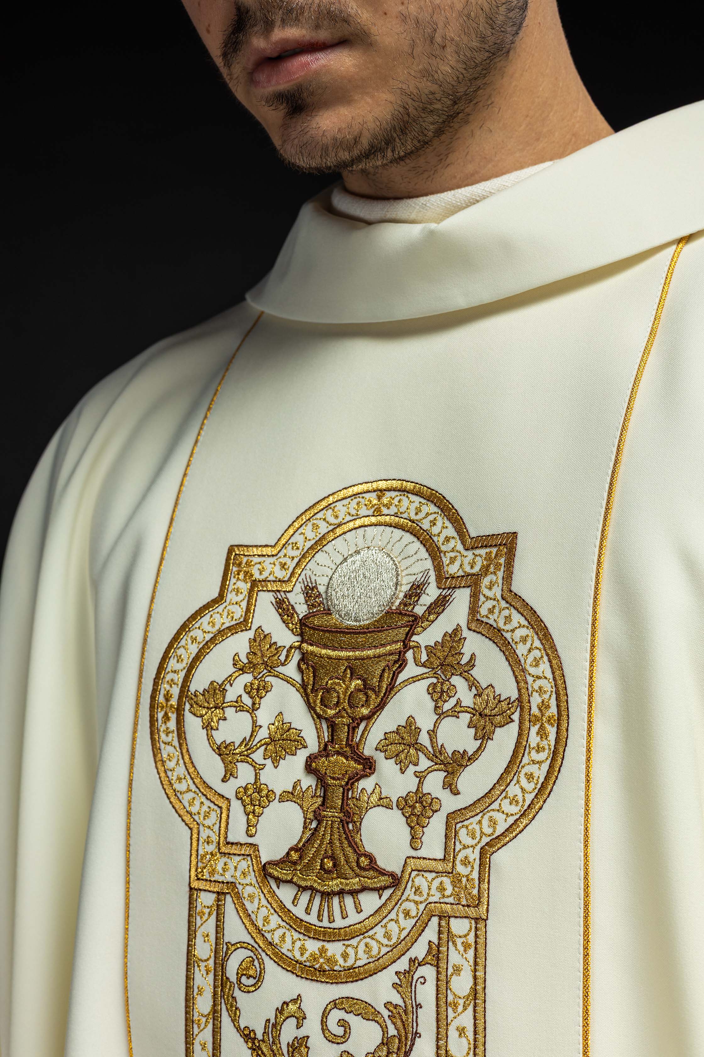 Ornat z haftem kielicha eucharystycznego w kolorze ecru - ORNATY.PL