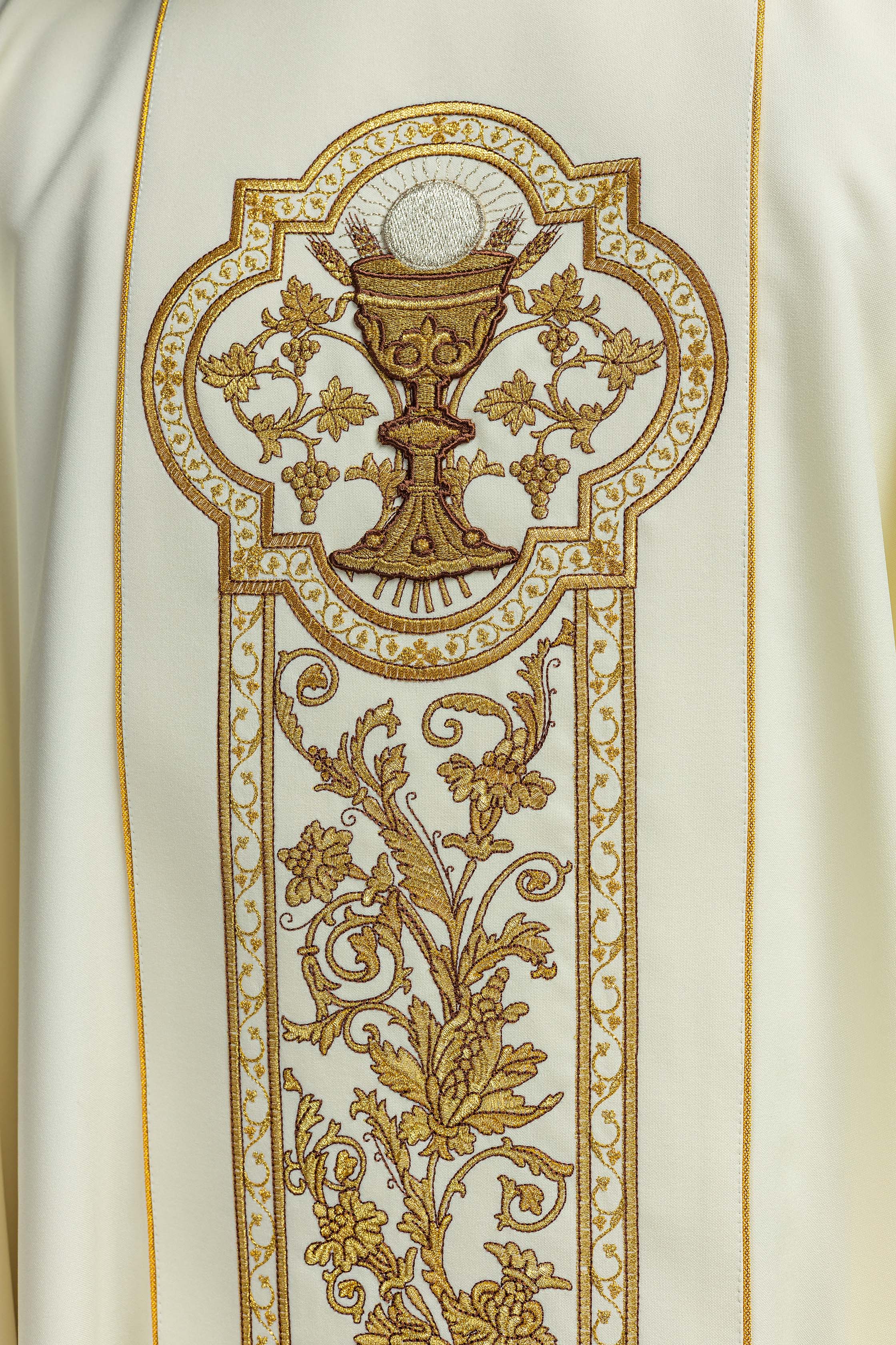 Ornat z haftem kielicha eucharystycznego w kolorze ecru - ORNATY.PL
