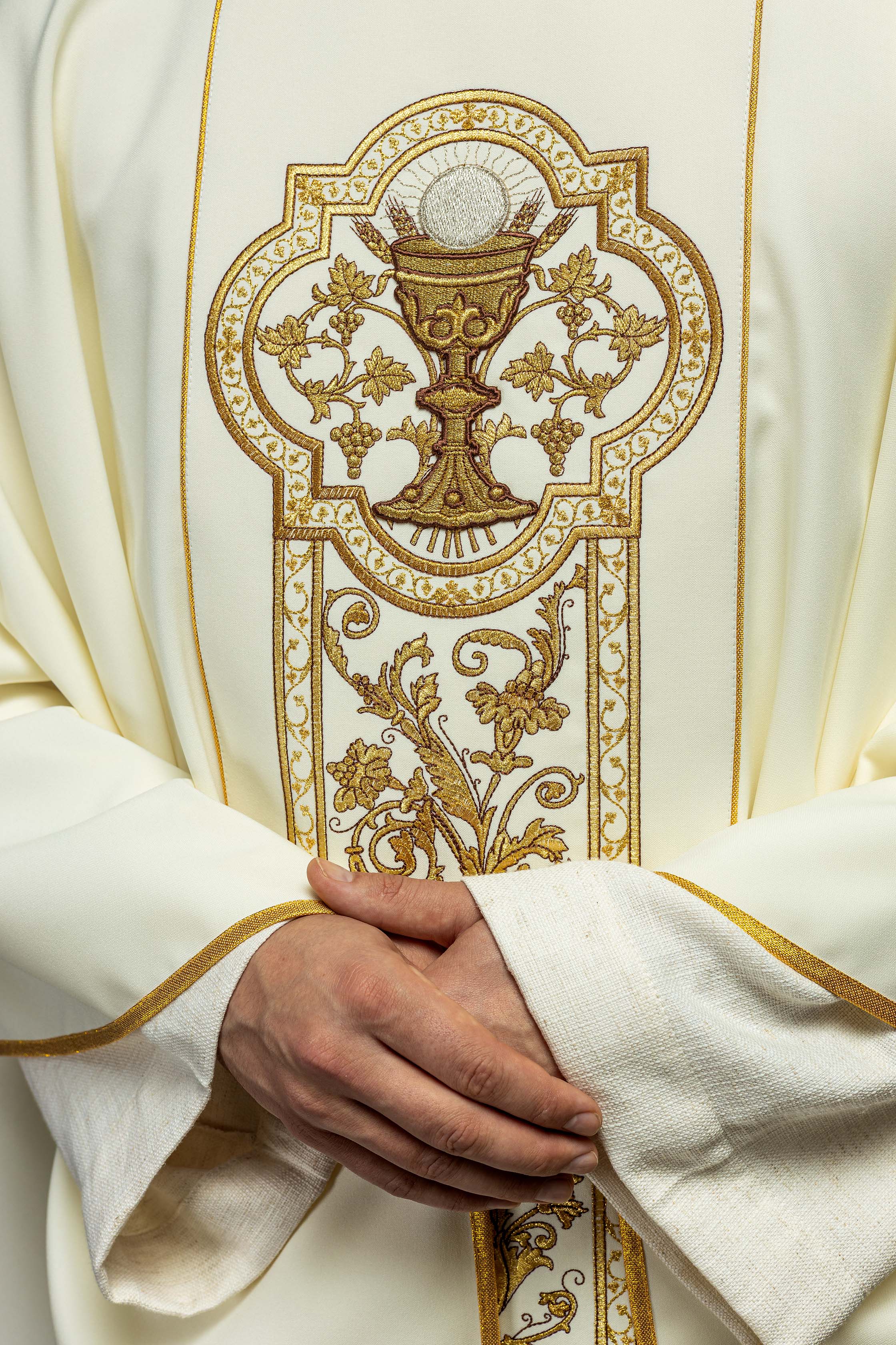 Ornat z haftem kielicha eucharystycznego w kolorze ecru - ORNATY.PL
