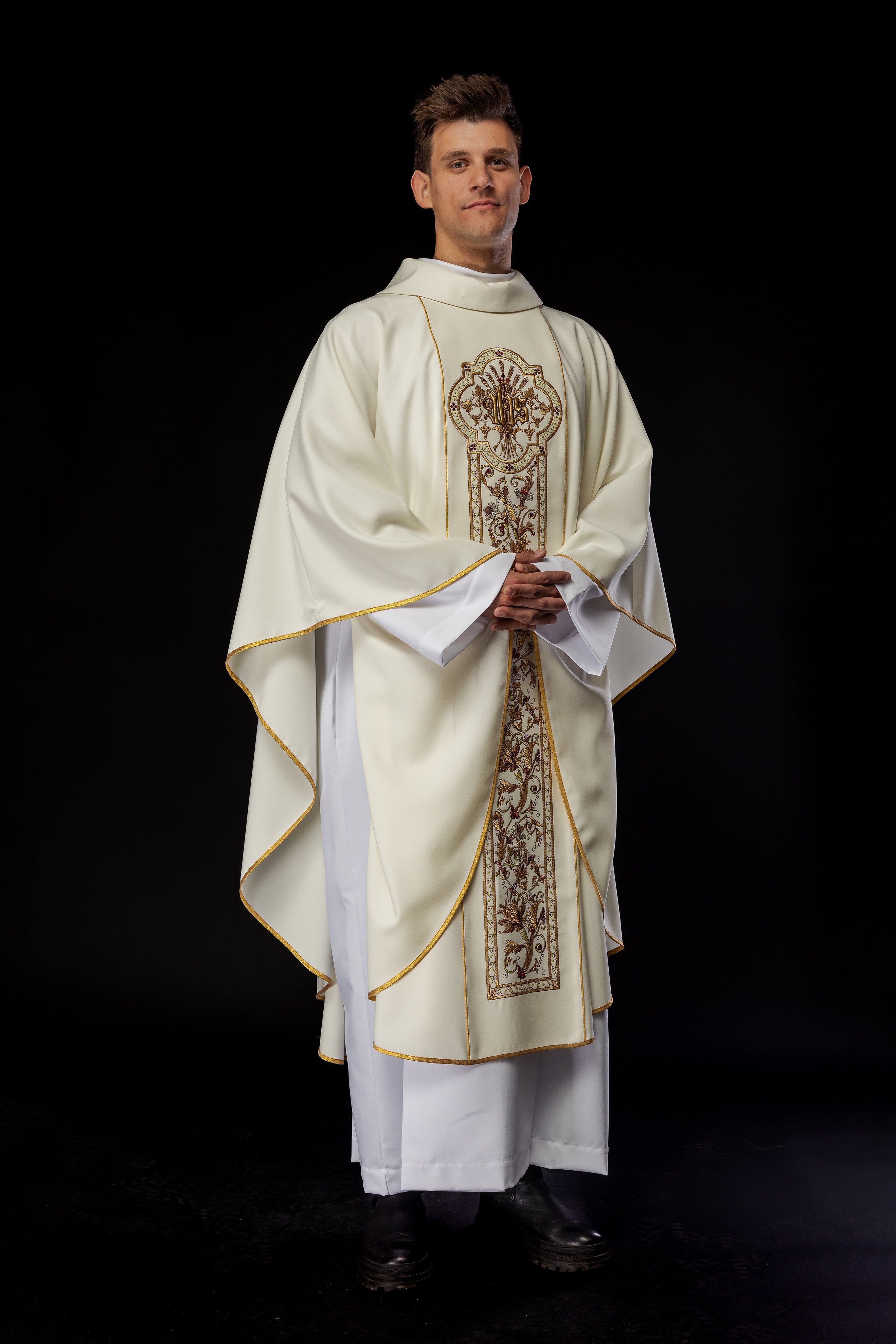 Chasuble richly adorned with IHS motif in ecru - HAFTINAUSA.COM