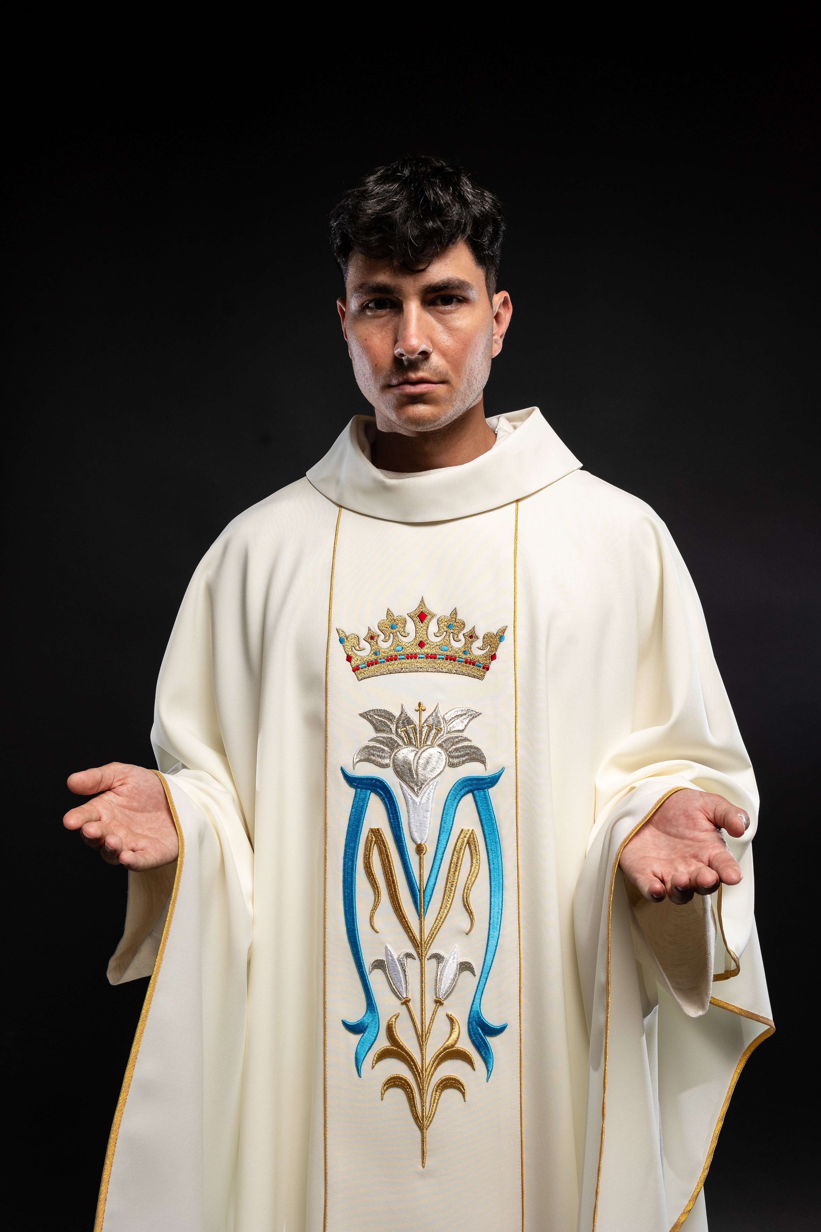 Ecru liturgical Marian chasuble embroidered with a crown - HAFTINAUSA.COM