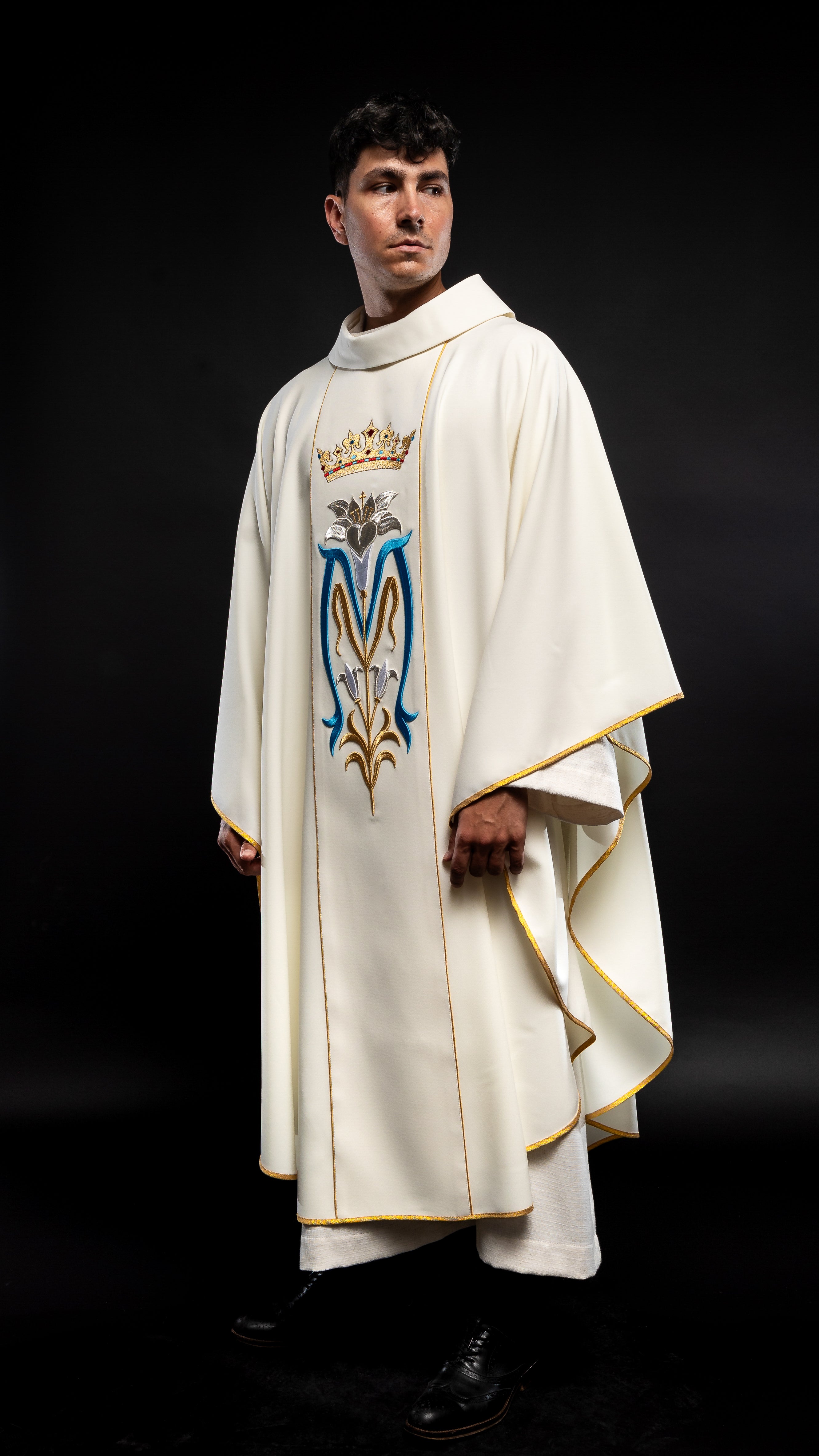 Ecru liturgical Marian chasuble embroidered with a crown - HAFTINAUSA.COM