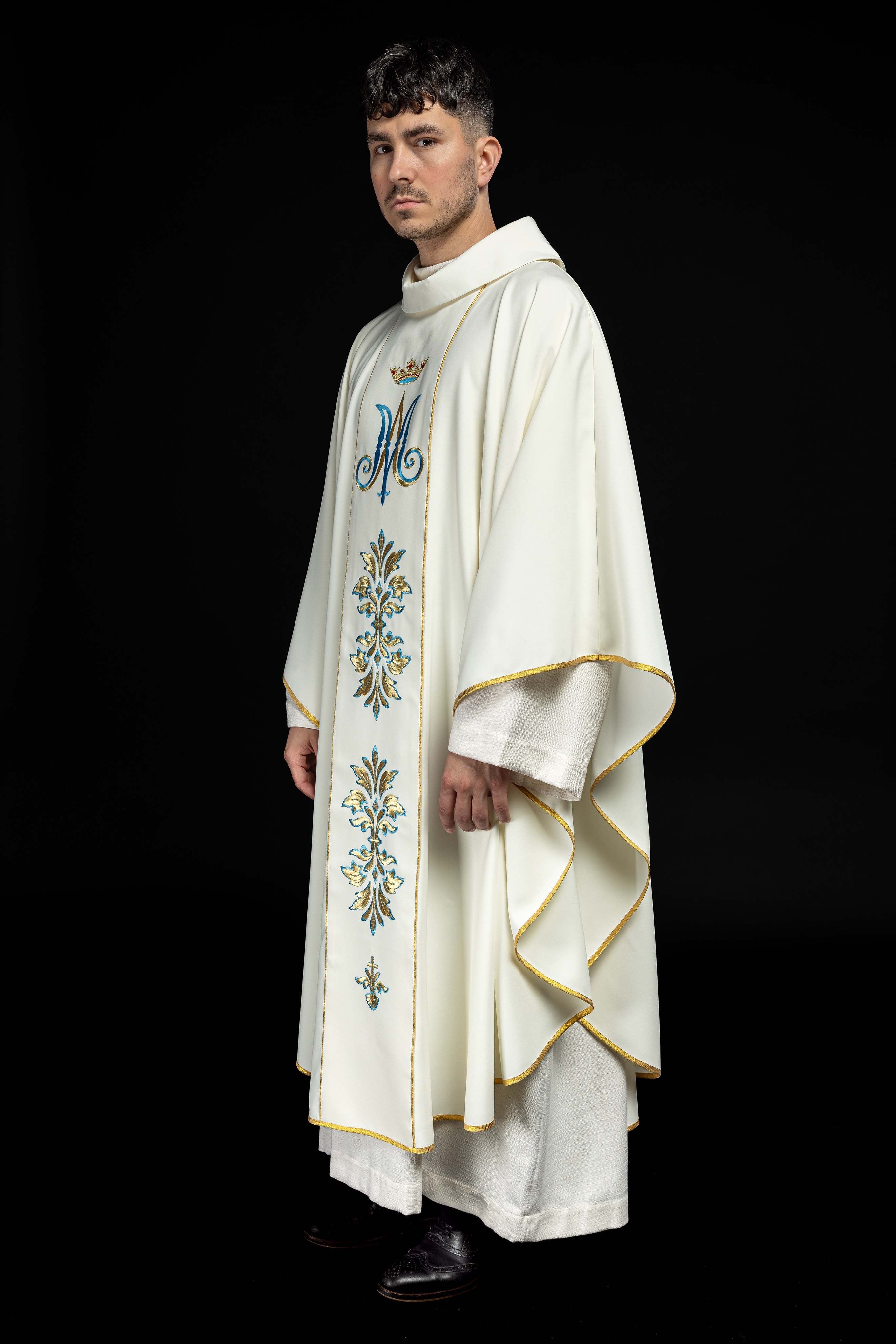 Chasuble with Mary motif in ecru color - HAFTINAUSA.COM