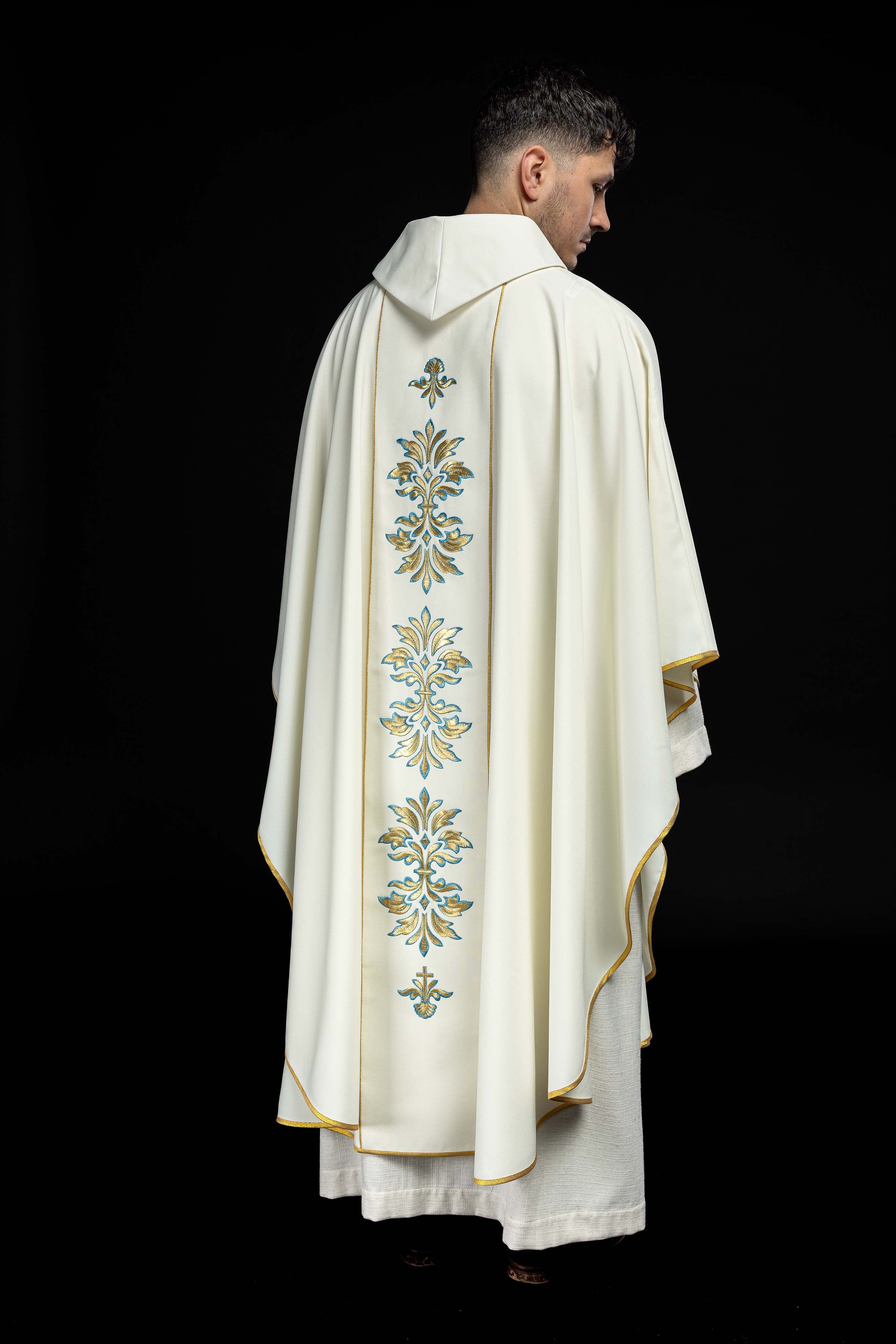 Chasuble with Mary motif in ecru color - HAFTINAUSA.COM