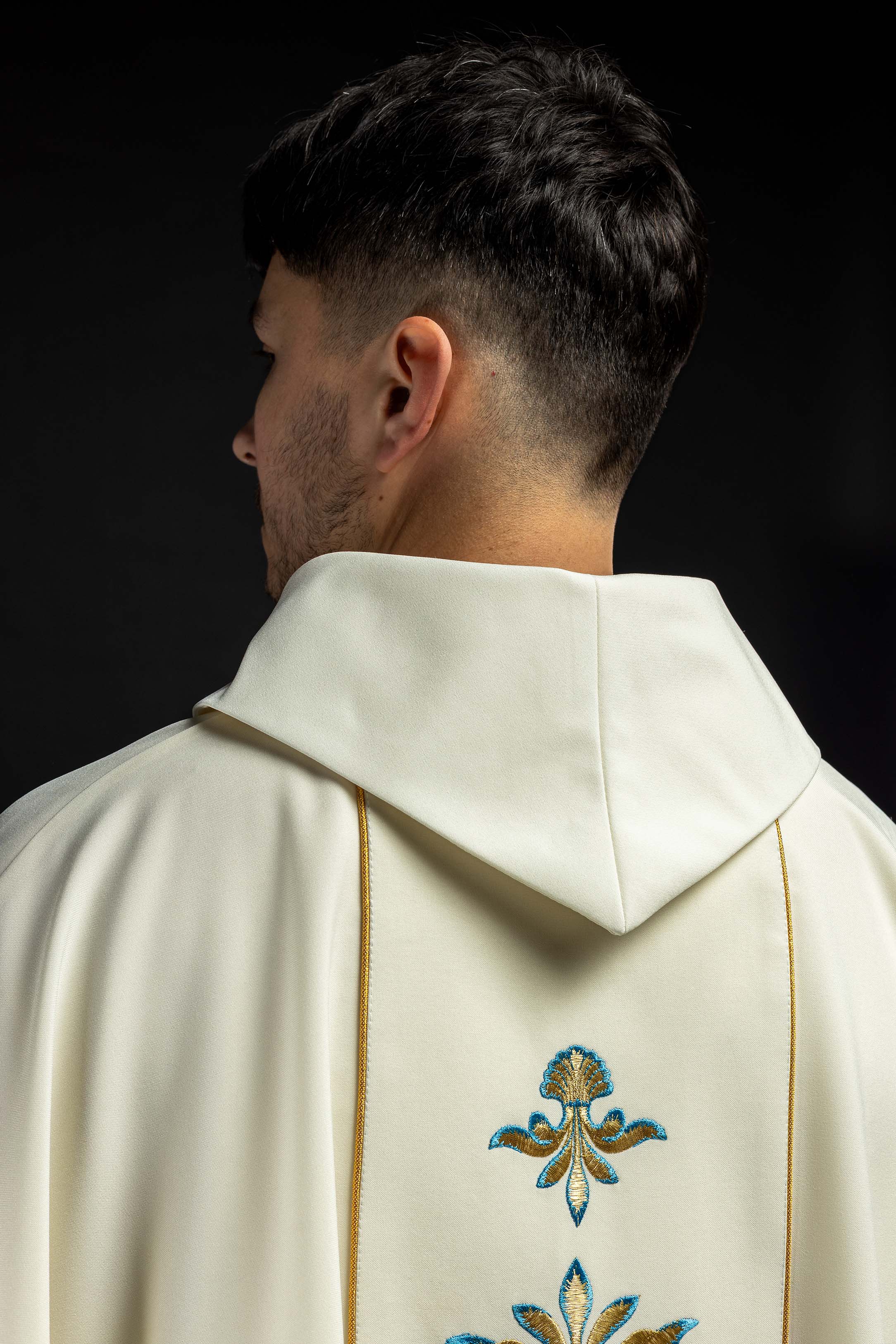 Chasuble with Mary motif in ecru color - HAFTINAUSA.COM