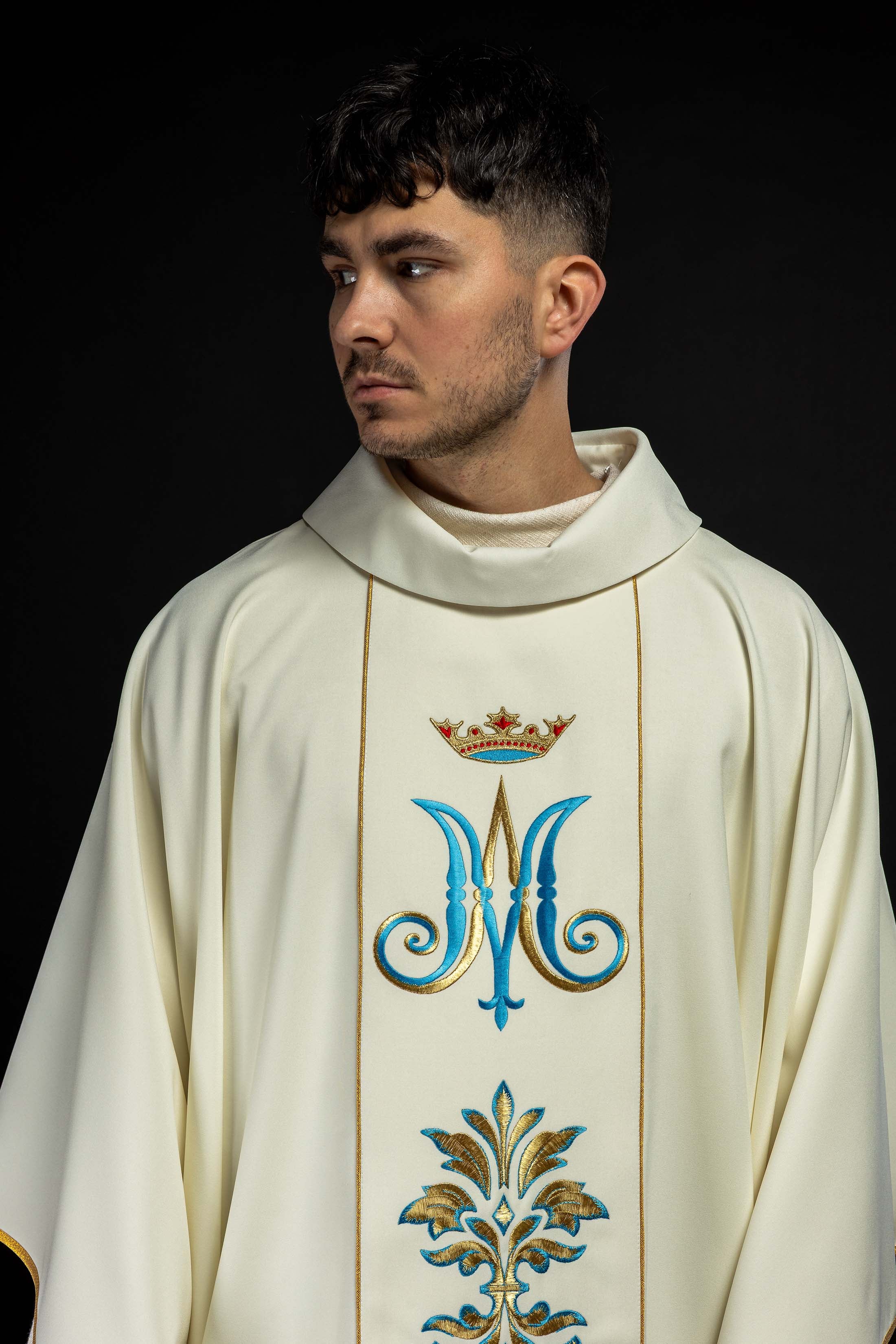 Chasuble with Mary motif in ecru color - HAFTINAUSA.COM