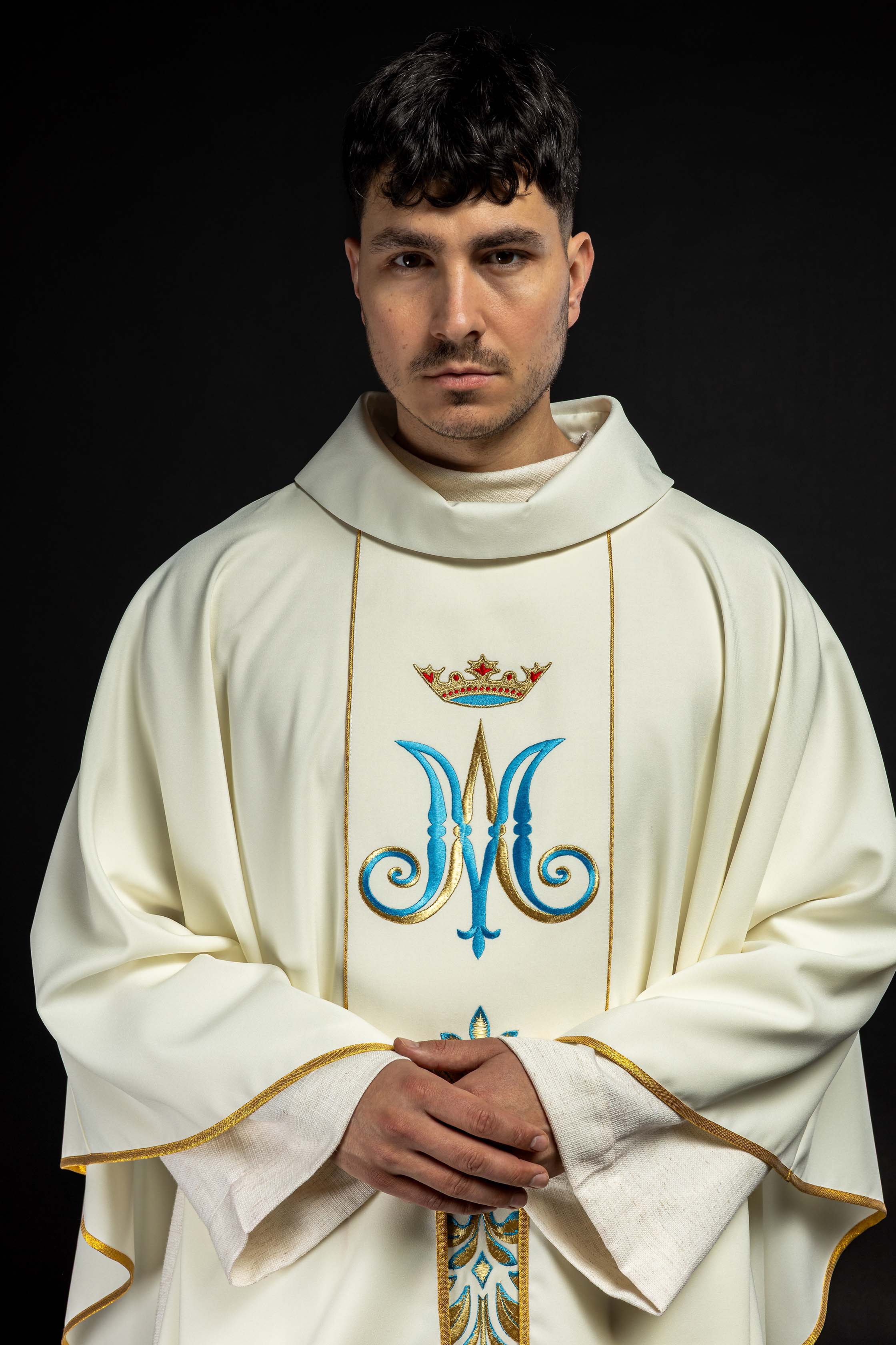 Chasuble with Mary motif in ecru color - HAFTINAUSA.COM