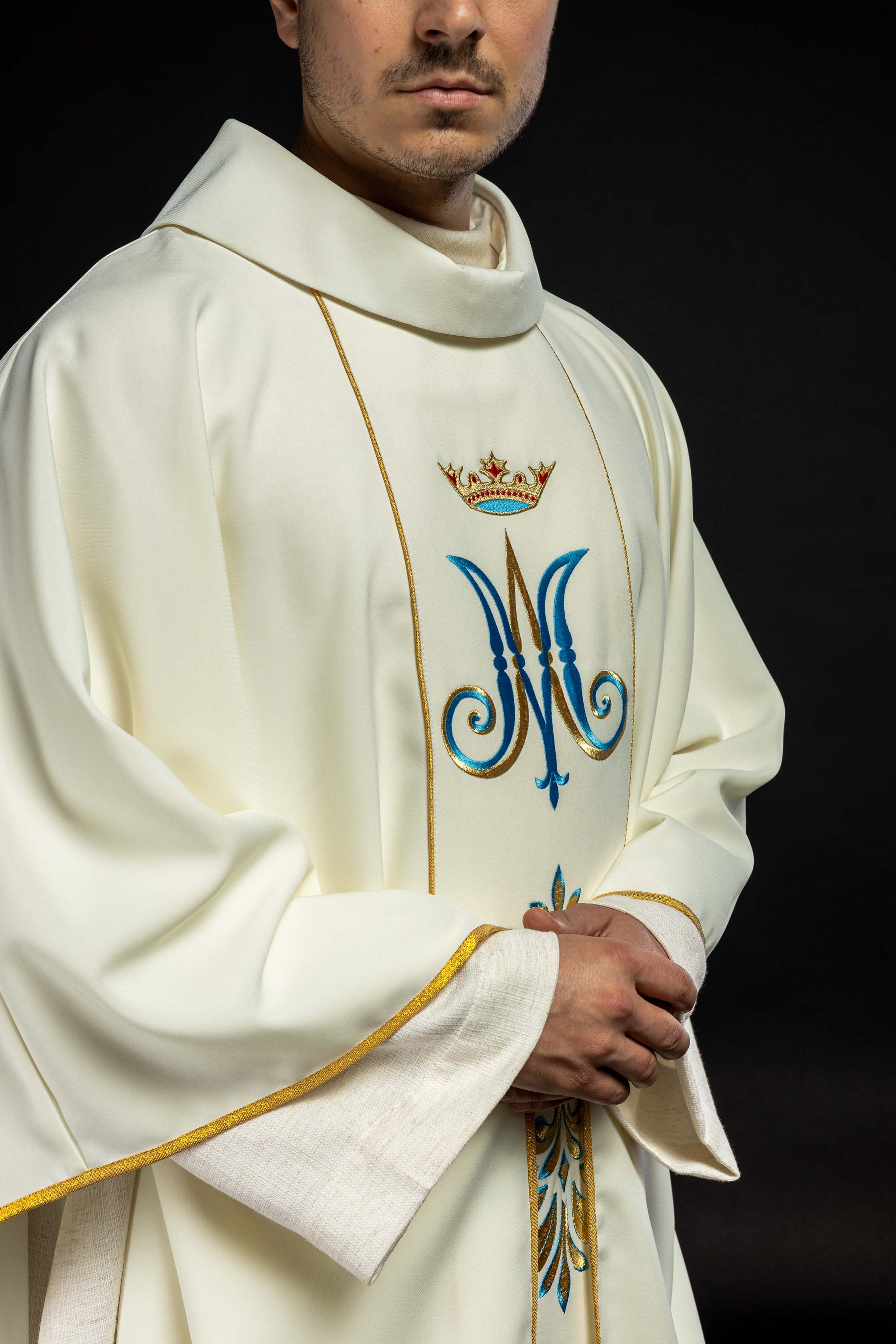 Chasuble with Mary motif in ecru color - HAFTINAUSA.COM