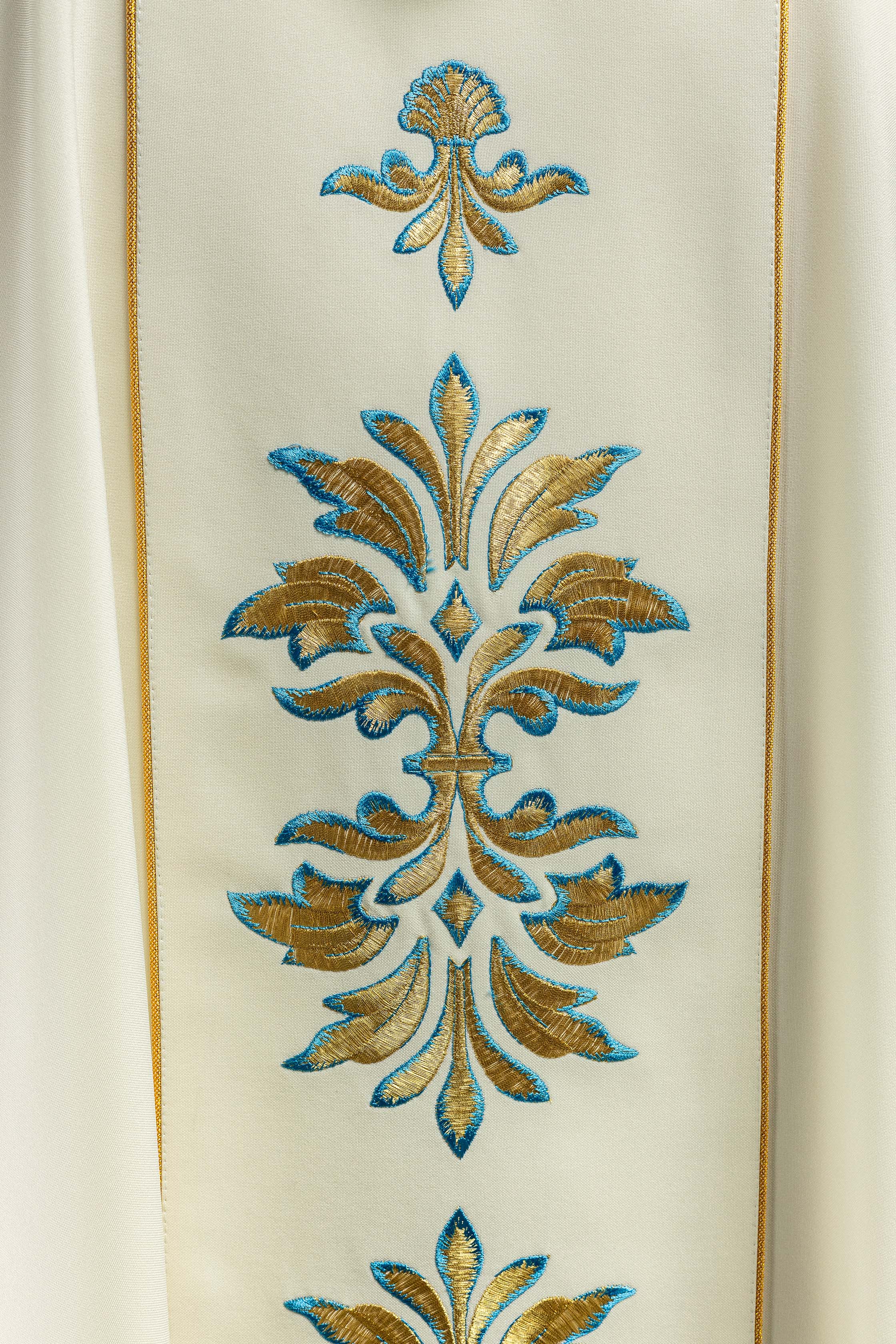 Chasuble with Mary motif in ecru color - HAFTINAUSA.COM