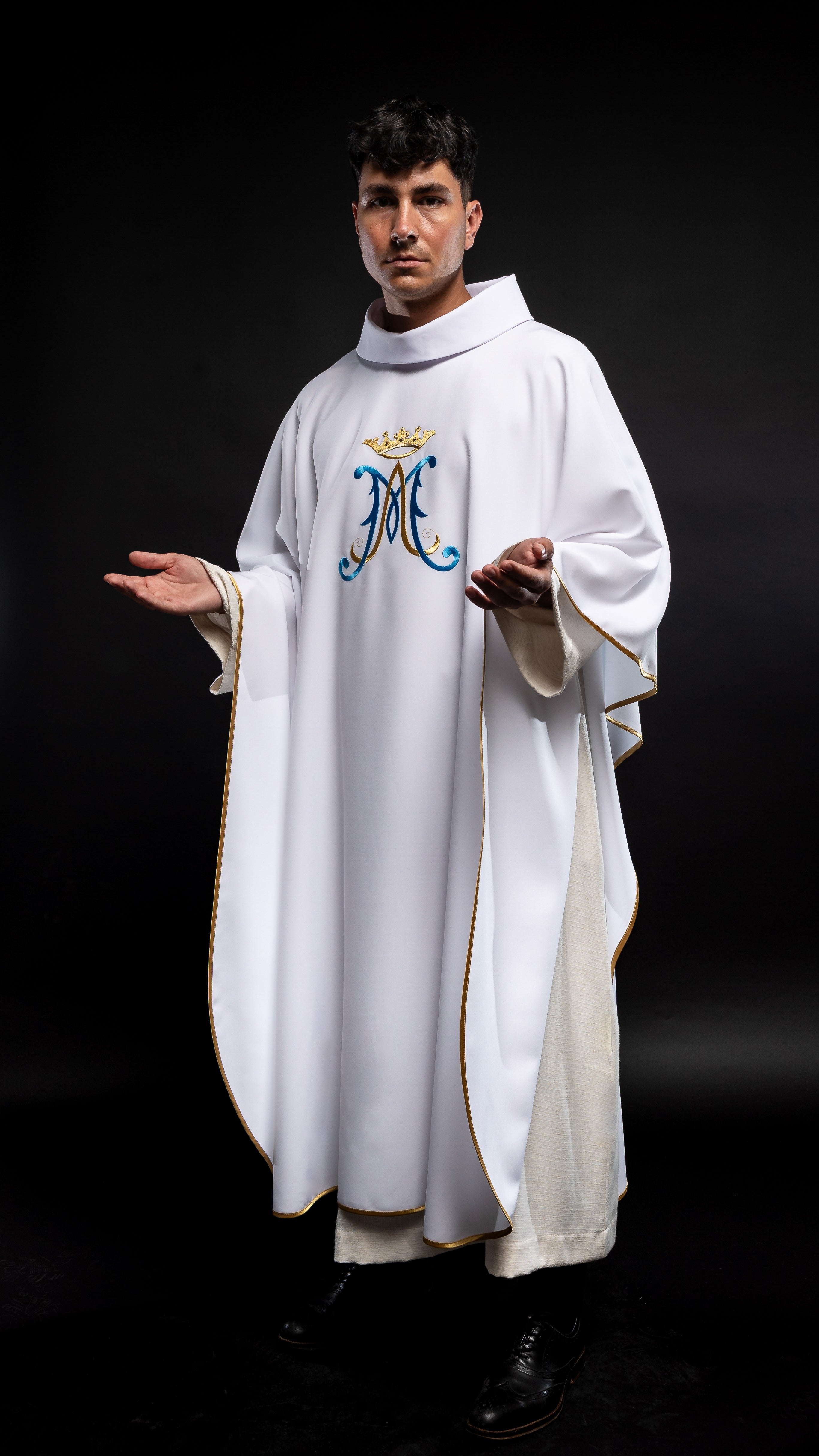 Chasuble in ecru with cross embroidery - HAFTINAUSA.COM