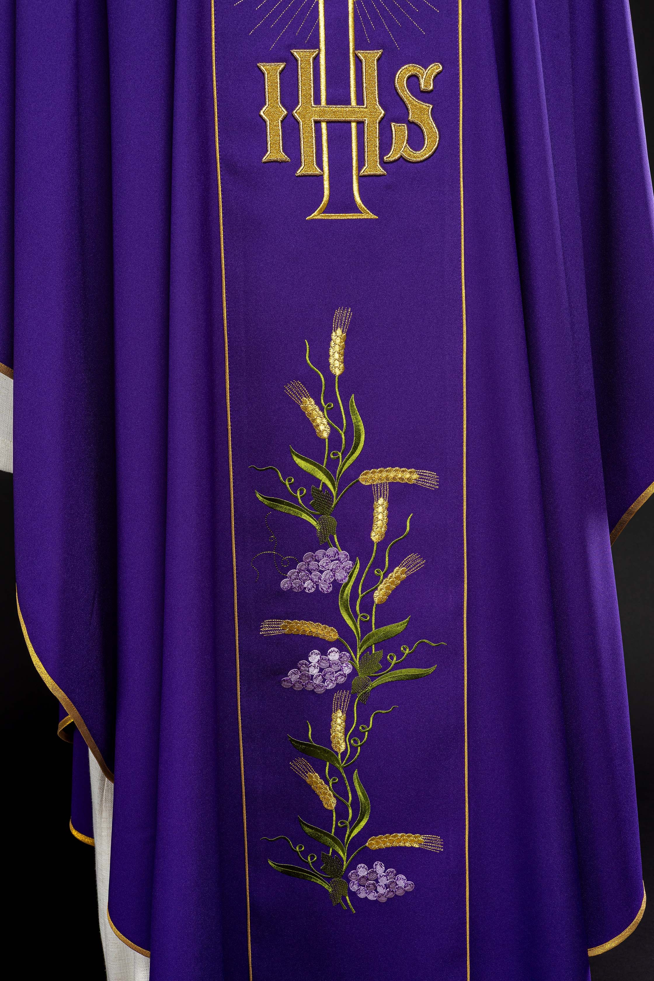 Fioletowy ornat ze zdobionym złotym pasem w IHS i kłosy - ORNATY.PL