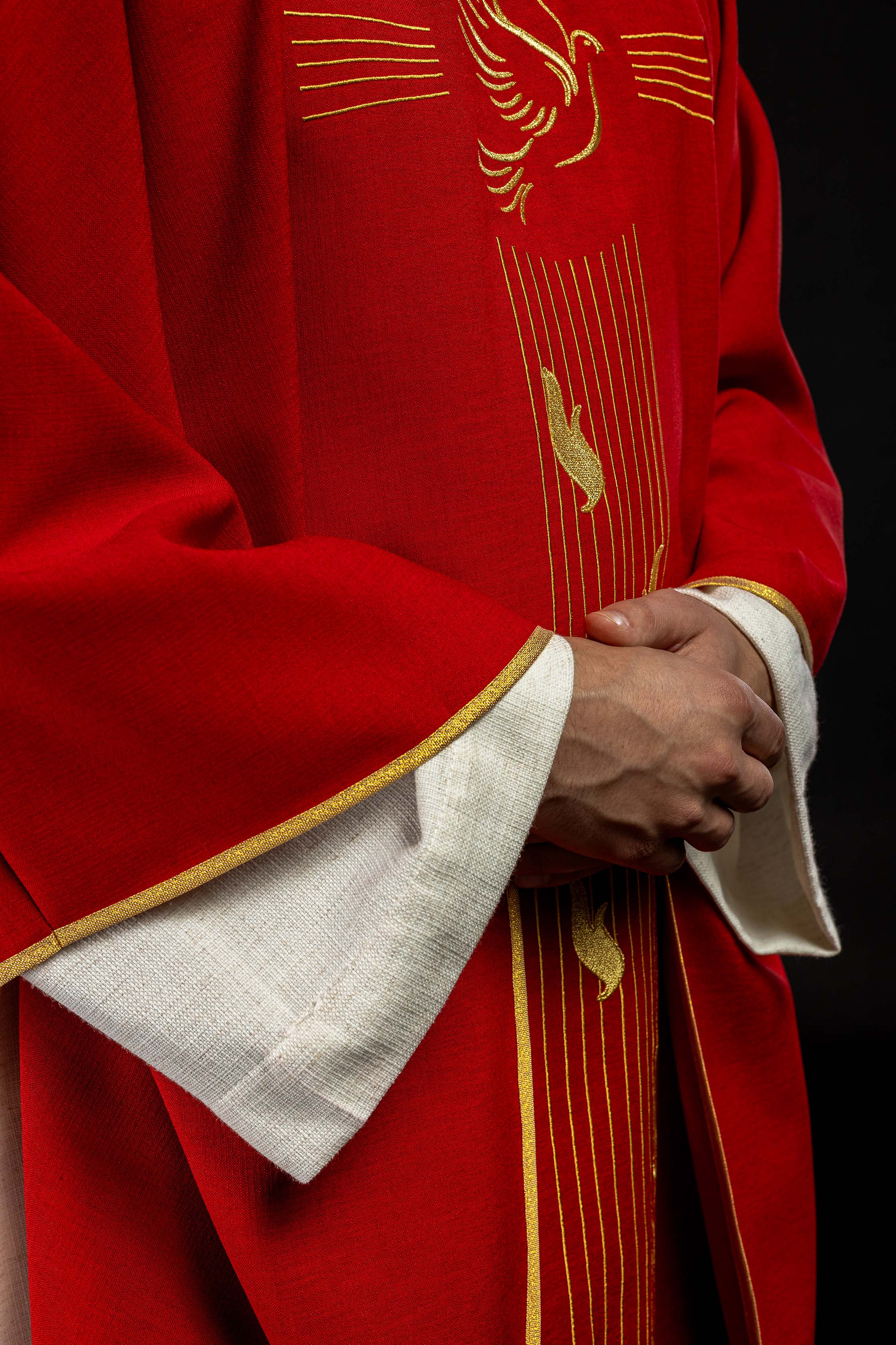 Czerwony ornat z złotą lamówką i haftem Ducha Świętego - ORNATY.PL