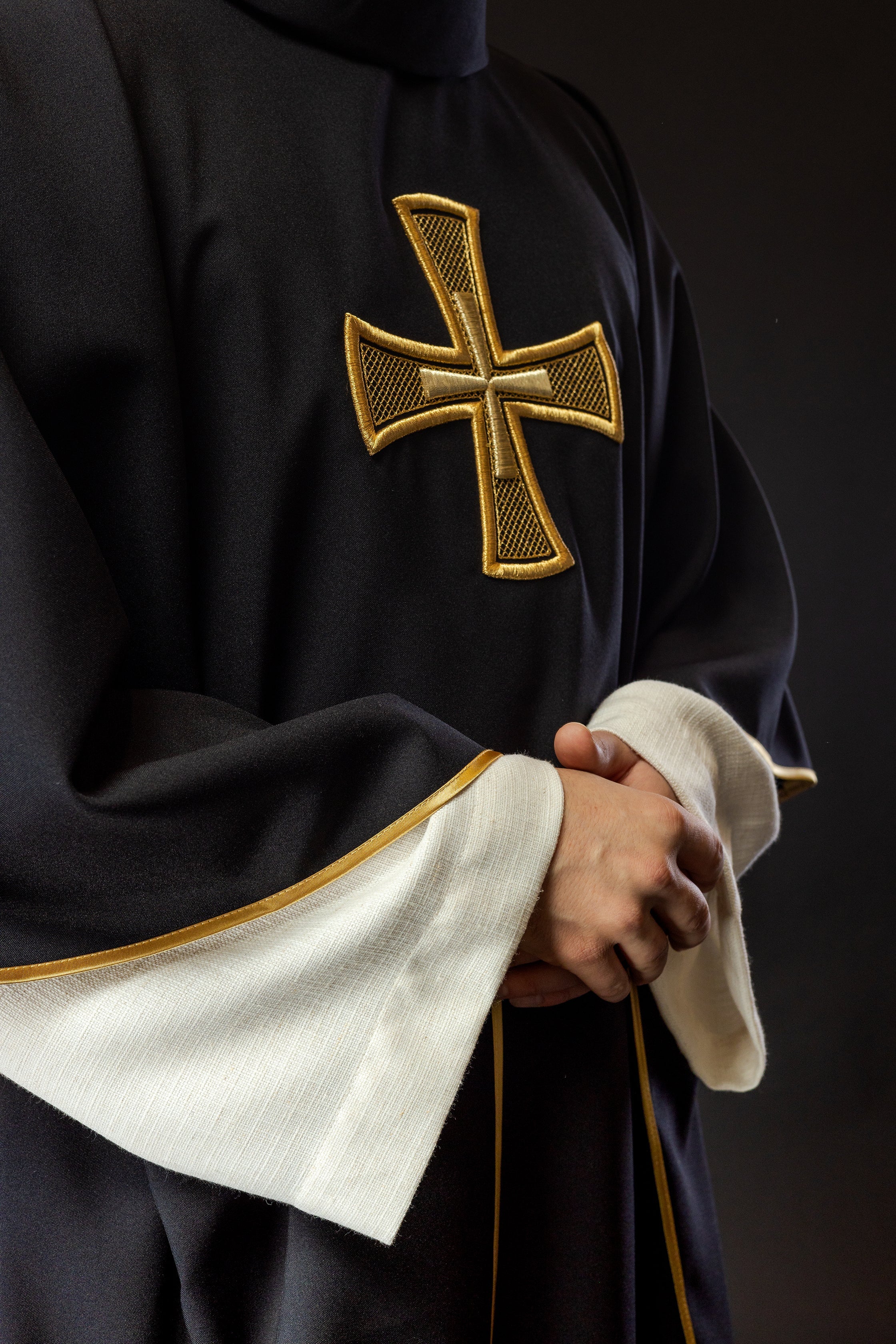 Black chasuble with gold cross - HAFTINAUSA.COM
