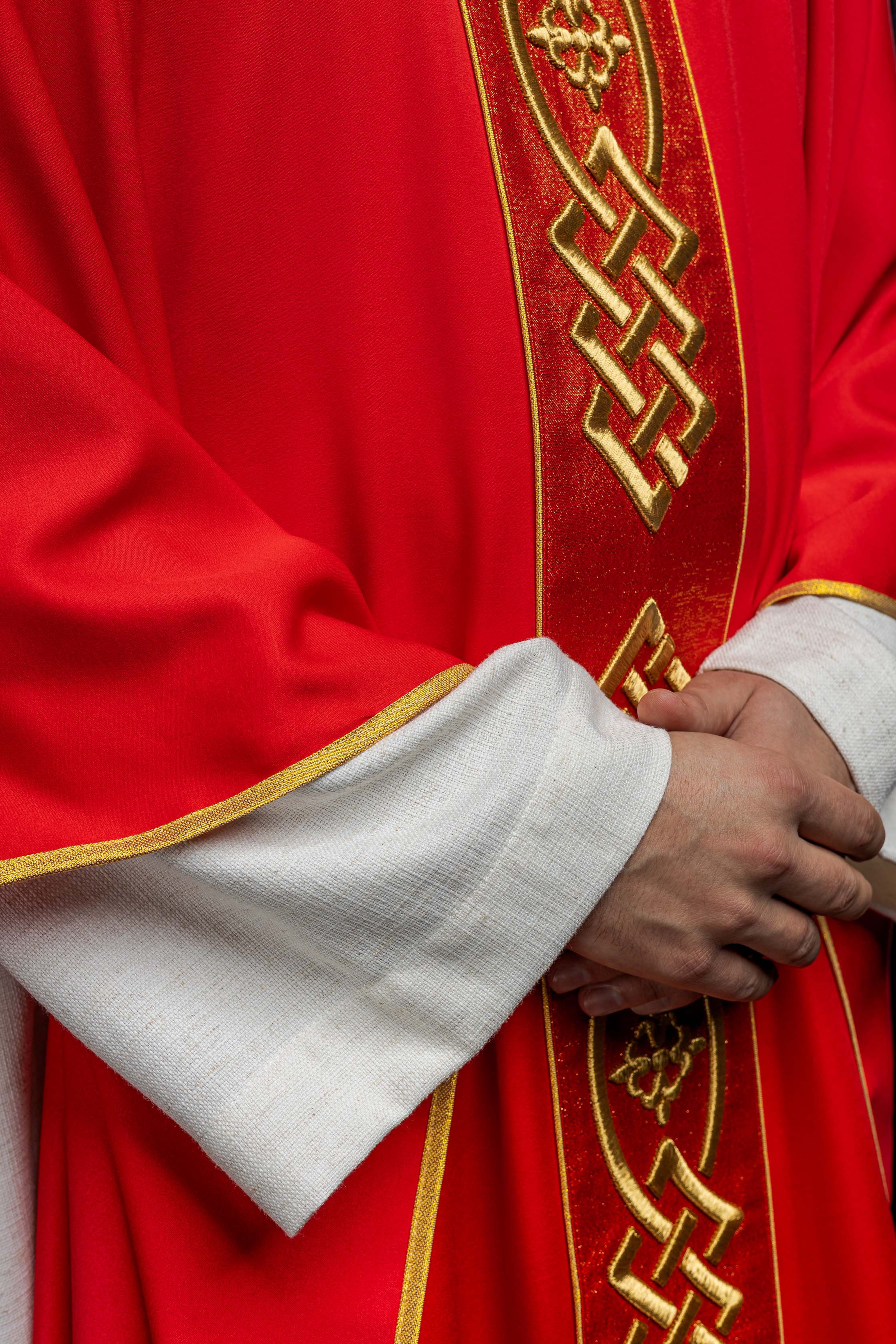Ornat haftowany Czerwony ze Złotym Motywem Krzyża - ORNATY.PL