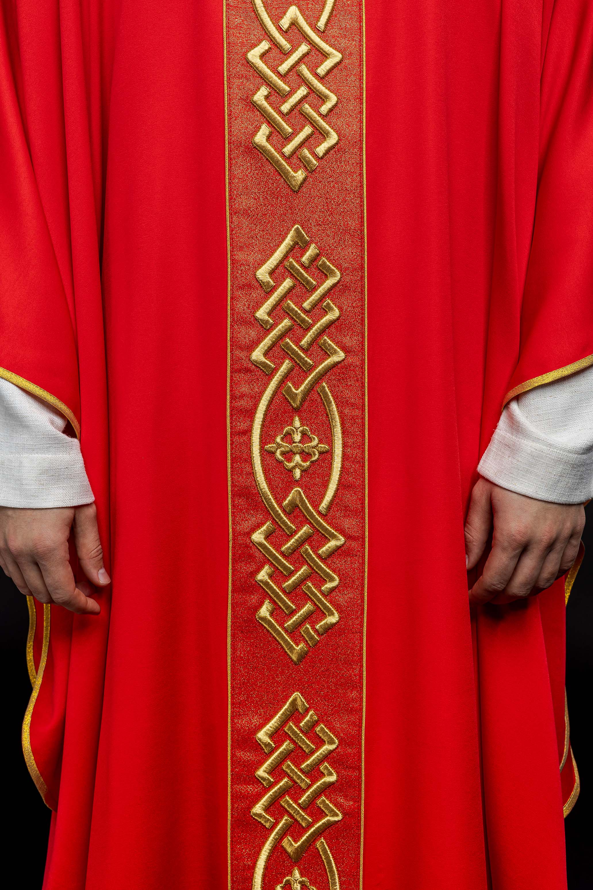 Ornat haftowany Czerwony ze Złotym Motywem Krzyża - ORNATY.PL