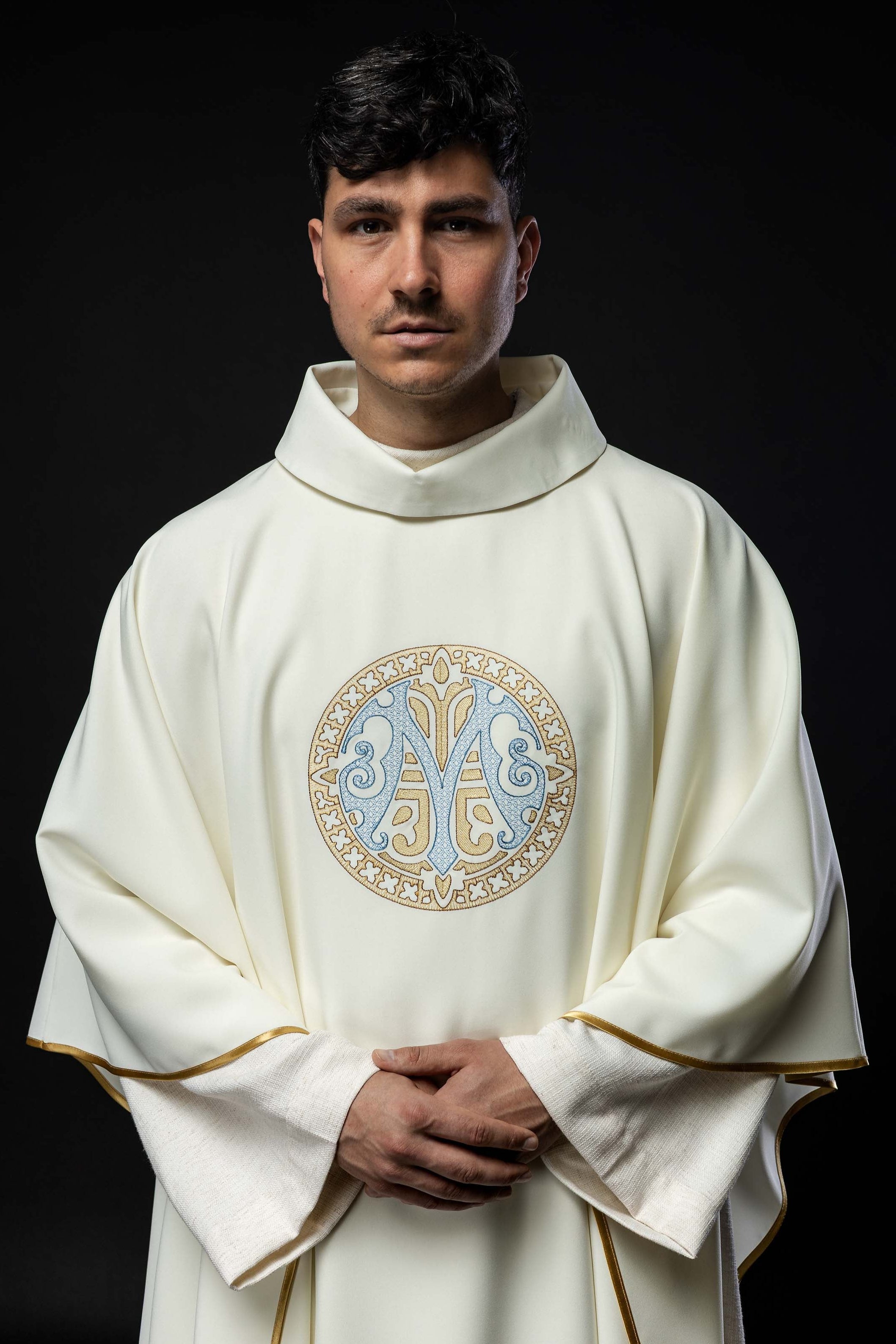 Ecru embroidered chasuble with Marian motif