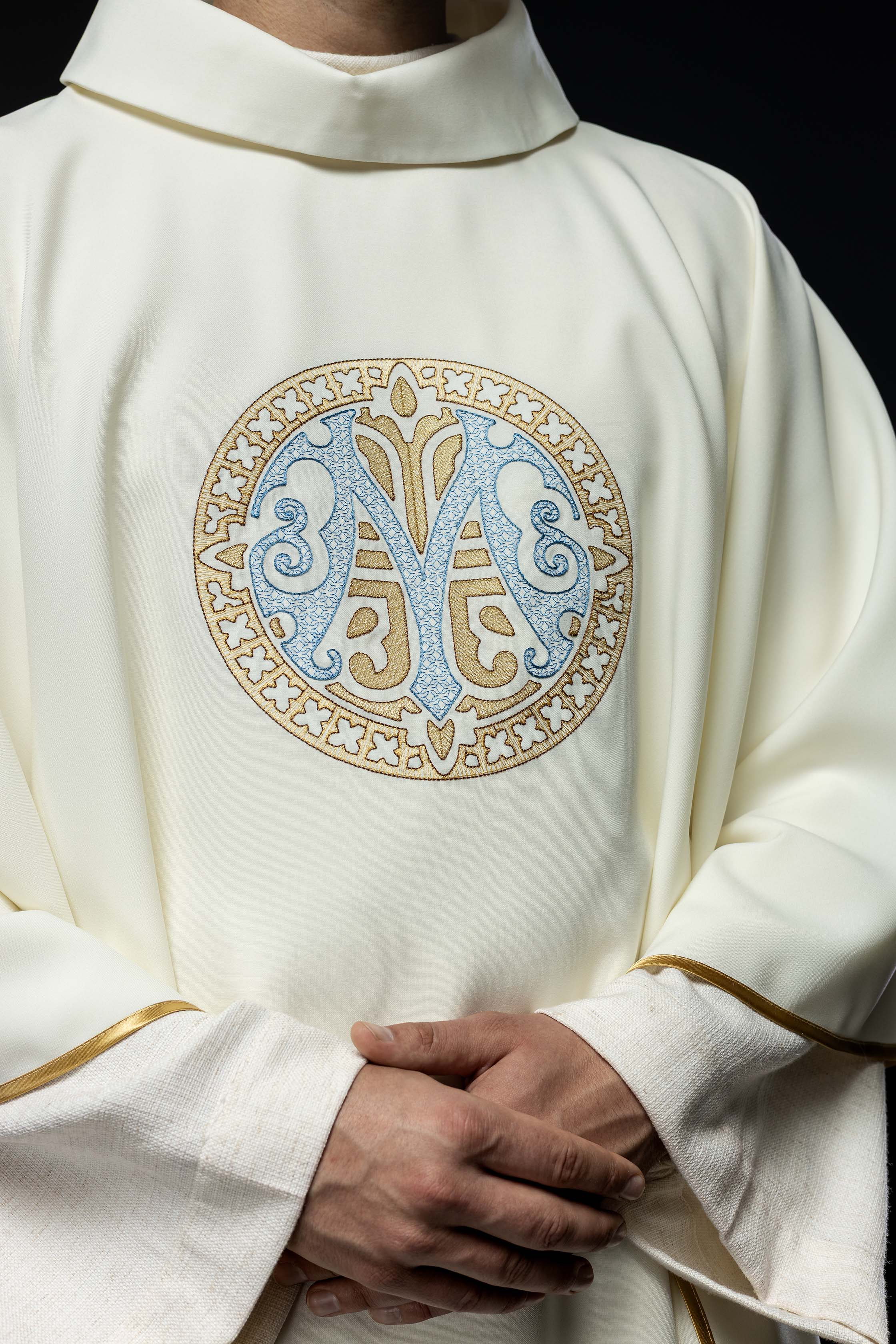 Ecru embroidered chasuble with Marian motif