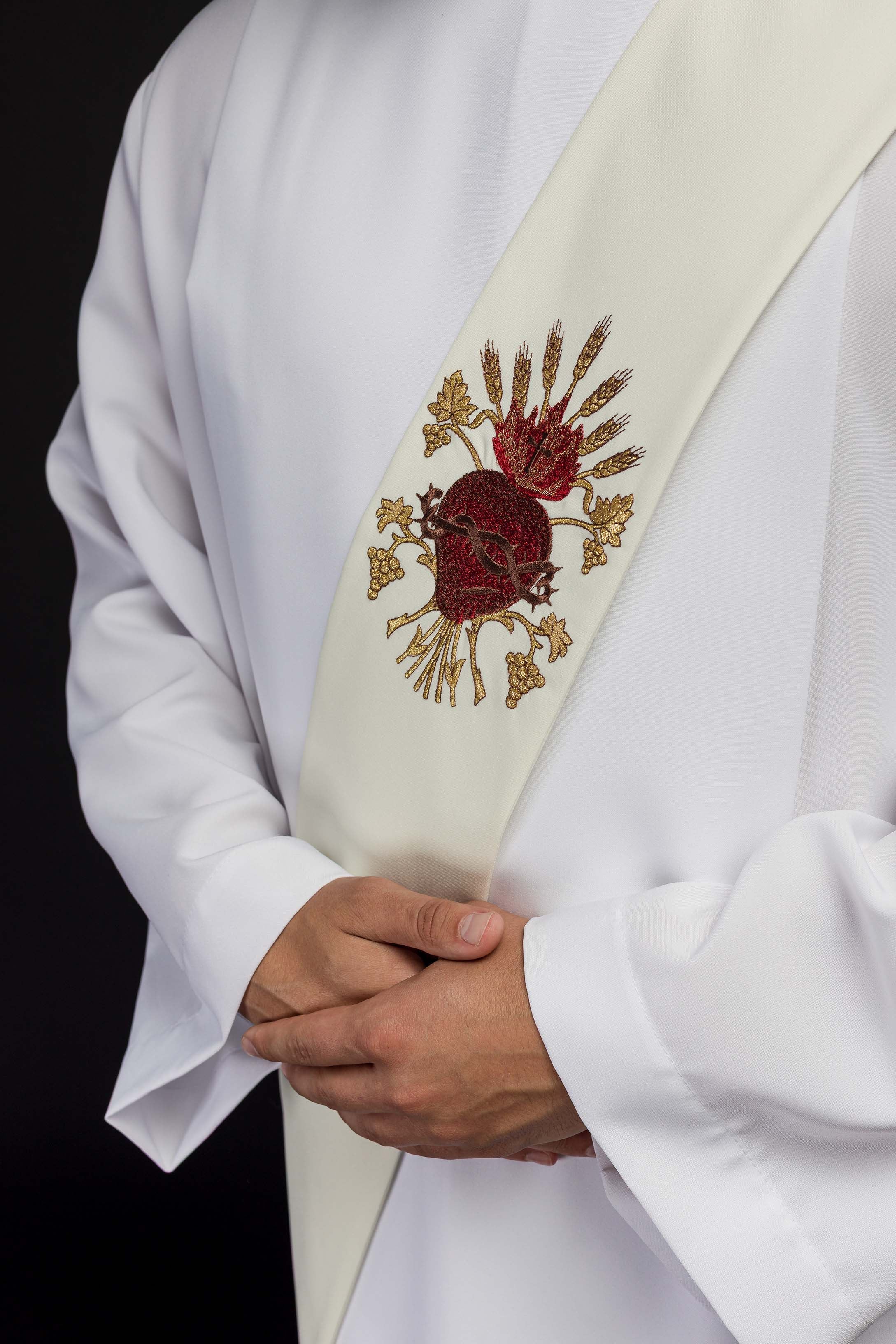 Ecru Deacon stole with the embroidery of the Sacred Heart of Jesus