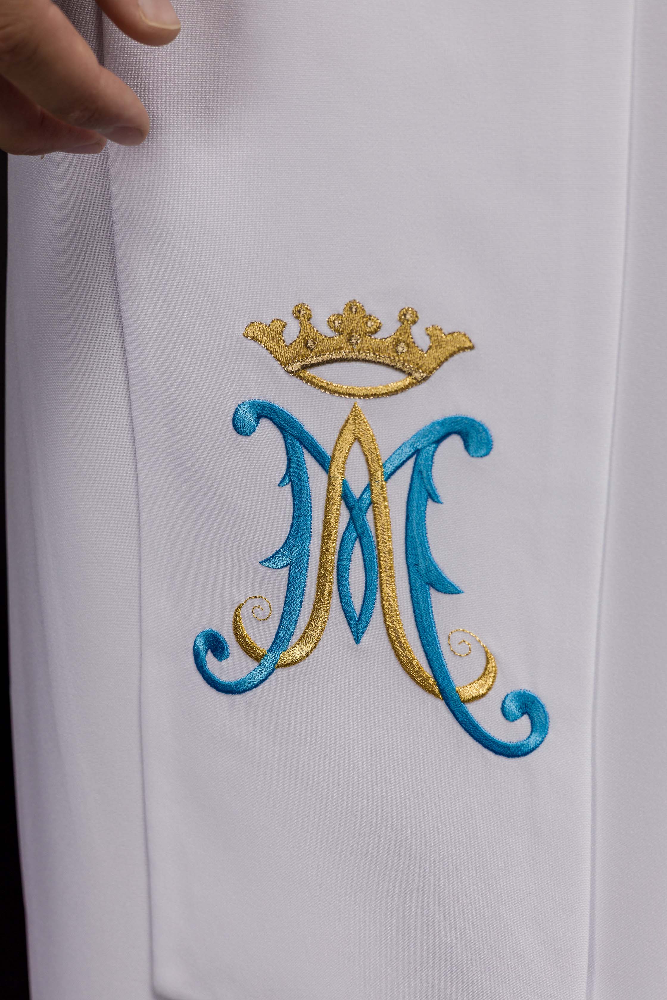 Embroidered Marian priestly stole in white