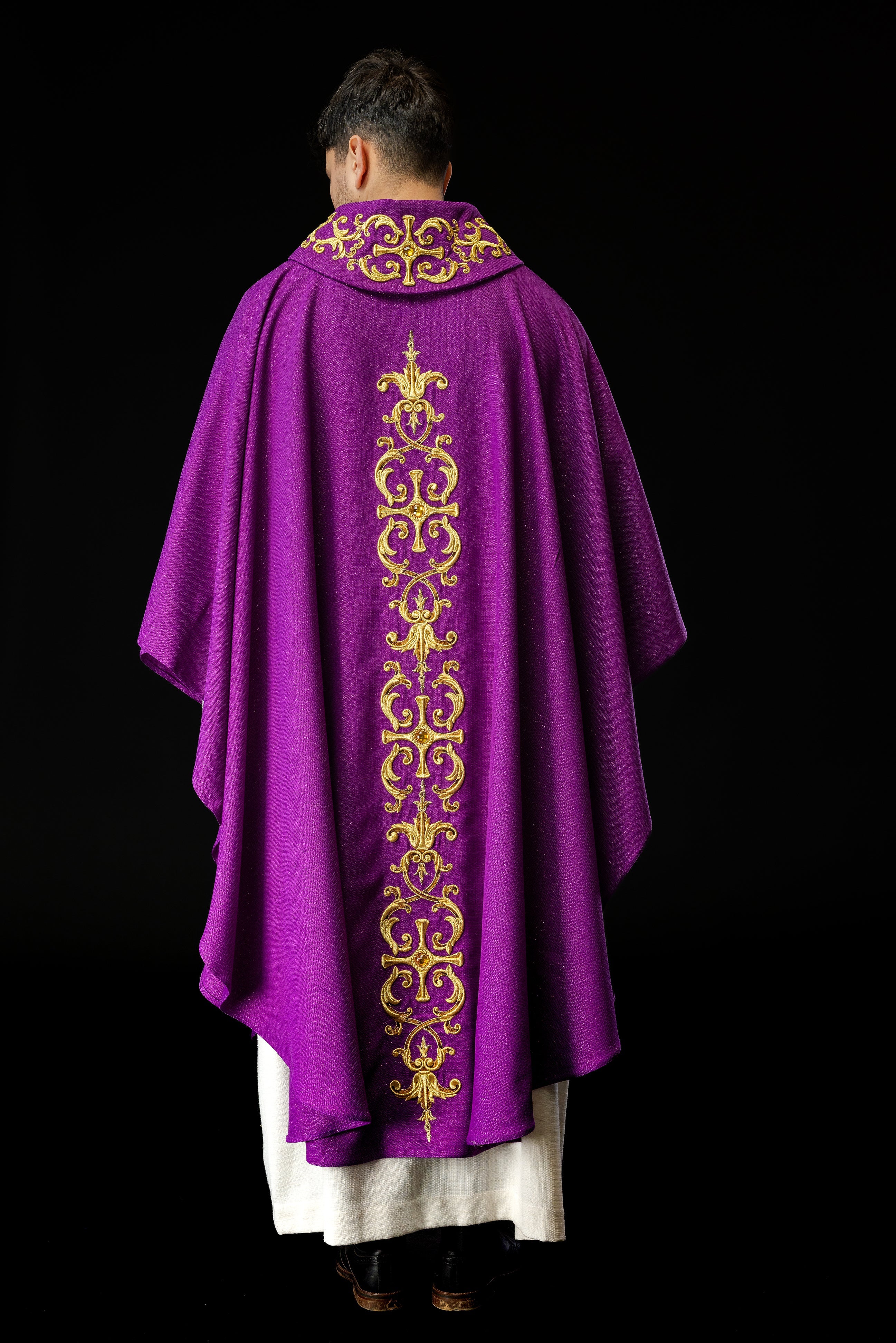Purple chasuble richly embroidered with gemstones - HAFTINAUSA.COM