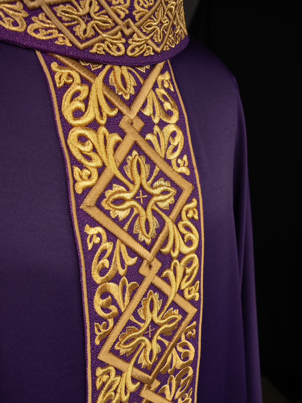Purple chasuble with embroidered collar - HAFTINAUSA.COM