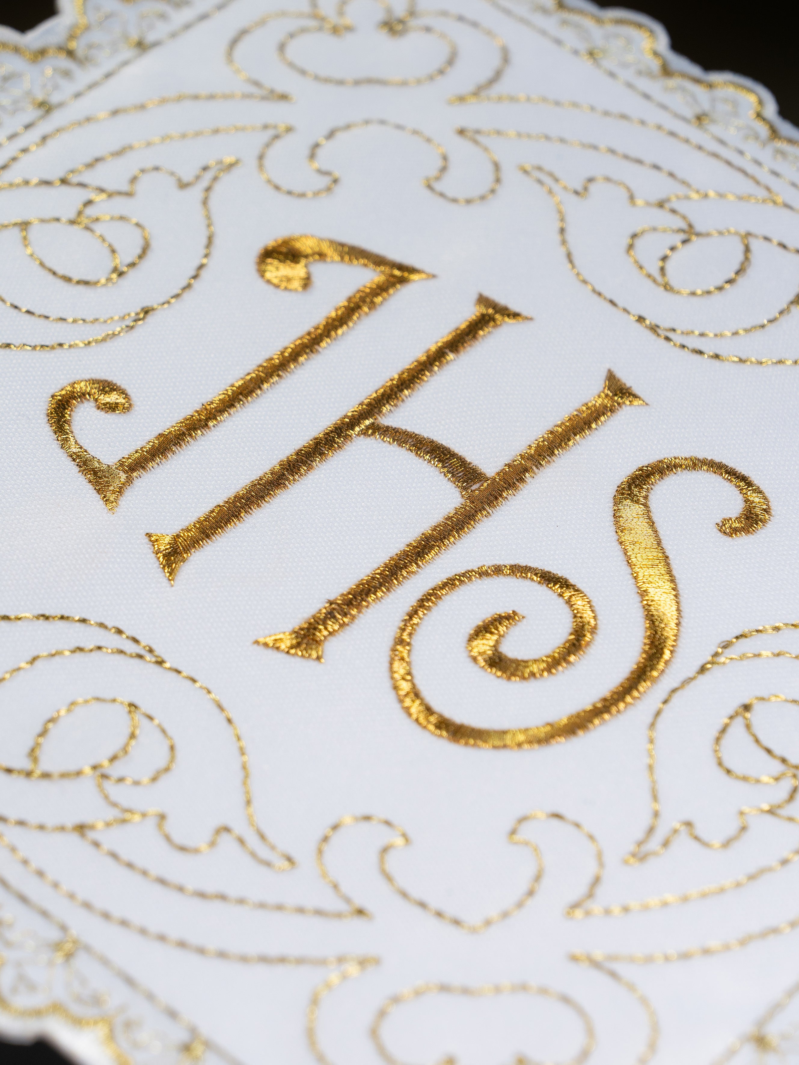 JHS motif mass linens with decorative embroidery - HAFTINAUSA.COM