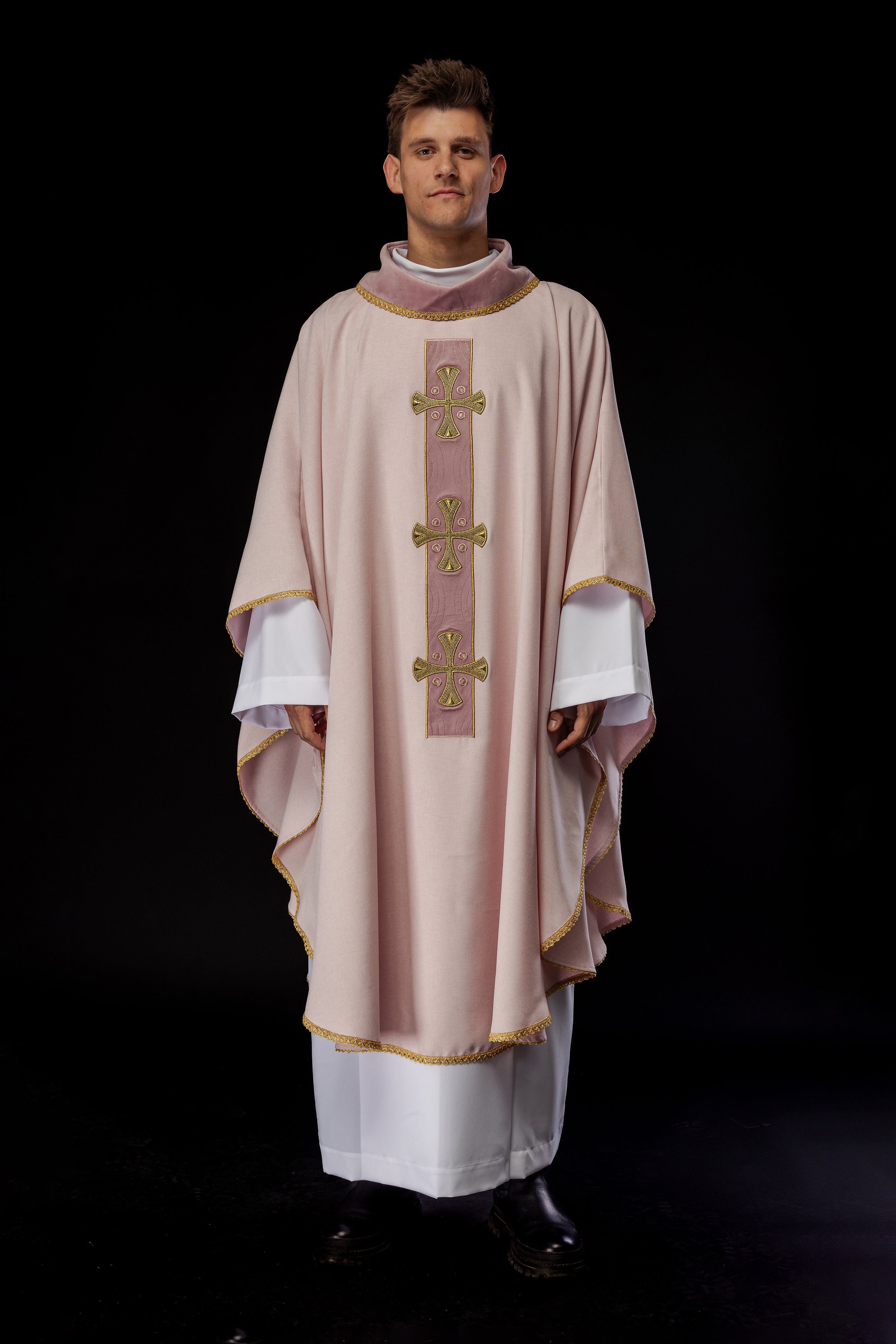 Chasuble with embroidered gold crosses and piping on the collar in pink - HAFTINAUSA.COM