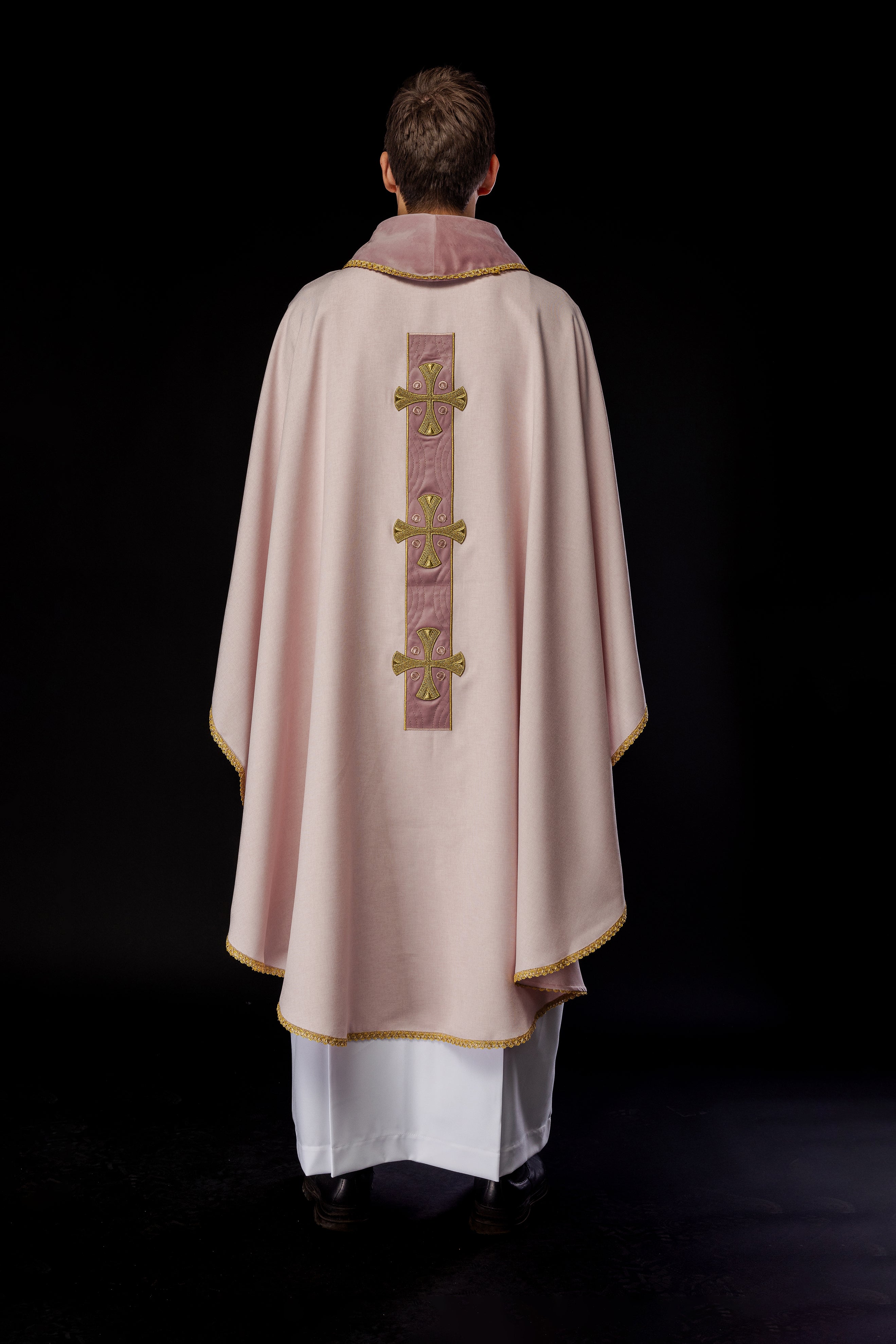 Chasuble with embroidered gold crosses and piping on the collar in pink - HAFTINAUSA.COM