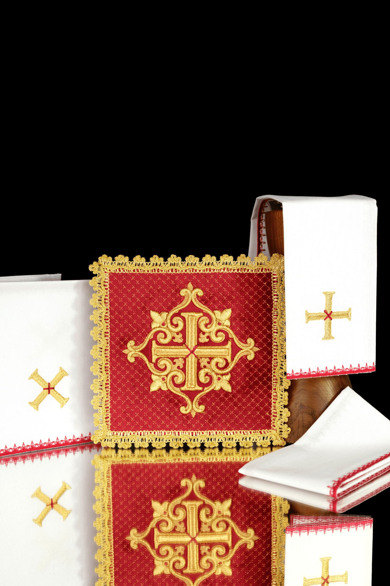 Altar Linens with embroidered cross, red velvet LE/5029/C2 - HAFTINAUSA.COM