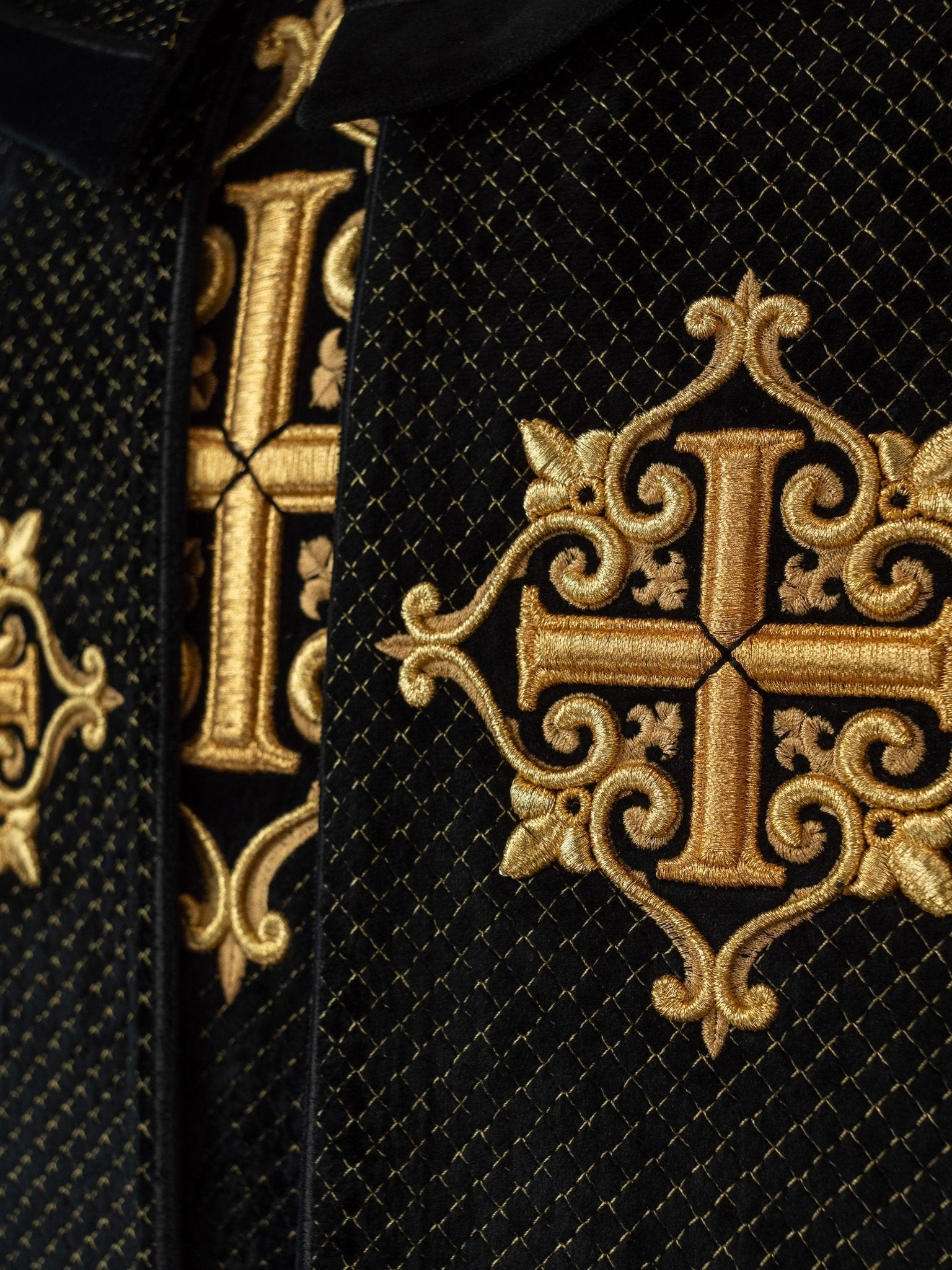 Black cope with a velvet sash and cross embroidery LE/3029/07 145 cm - HAFTINAUSA.COM