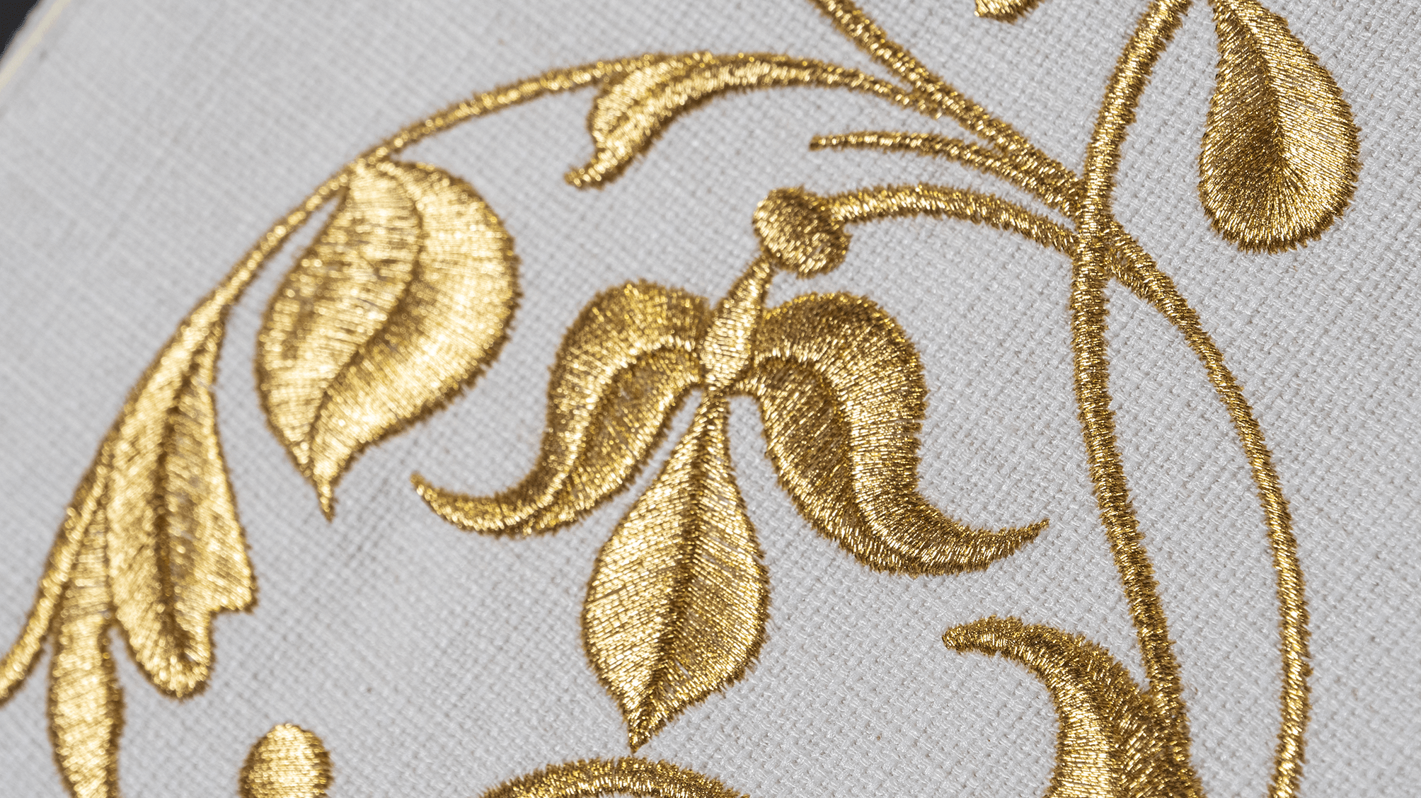 Chasuble embroidered with Holy Family motif in gold KOR/276/05/49 - HAFTINAUSA.COM