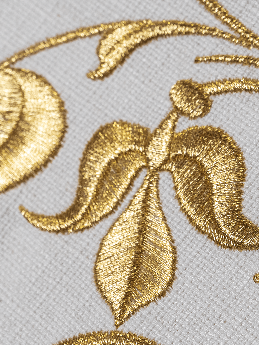 Chasuble embroidered with Holy Family motif in gold KOR/276/05/49 - HAFTINAUSA.COM