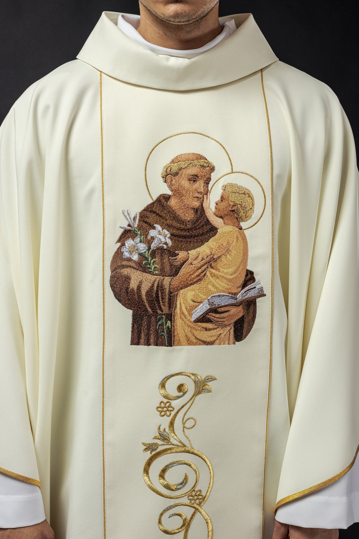 Chasuble embroidered with the image of Saint Anthony KOW2/013/05/01 - HAFTINAUSA.COM