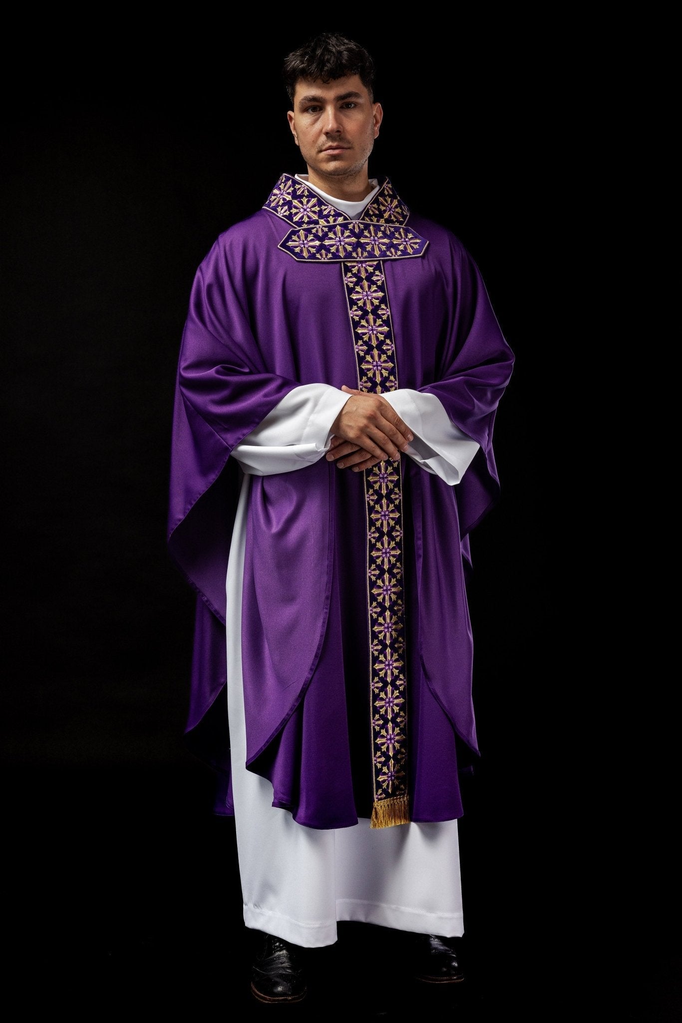 Chasuble with decorative embroidery in purple LE/7026/03 - HAFTINAUSA.COM