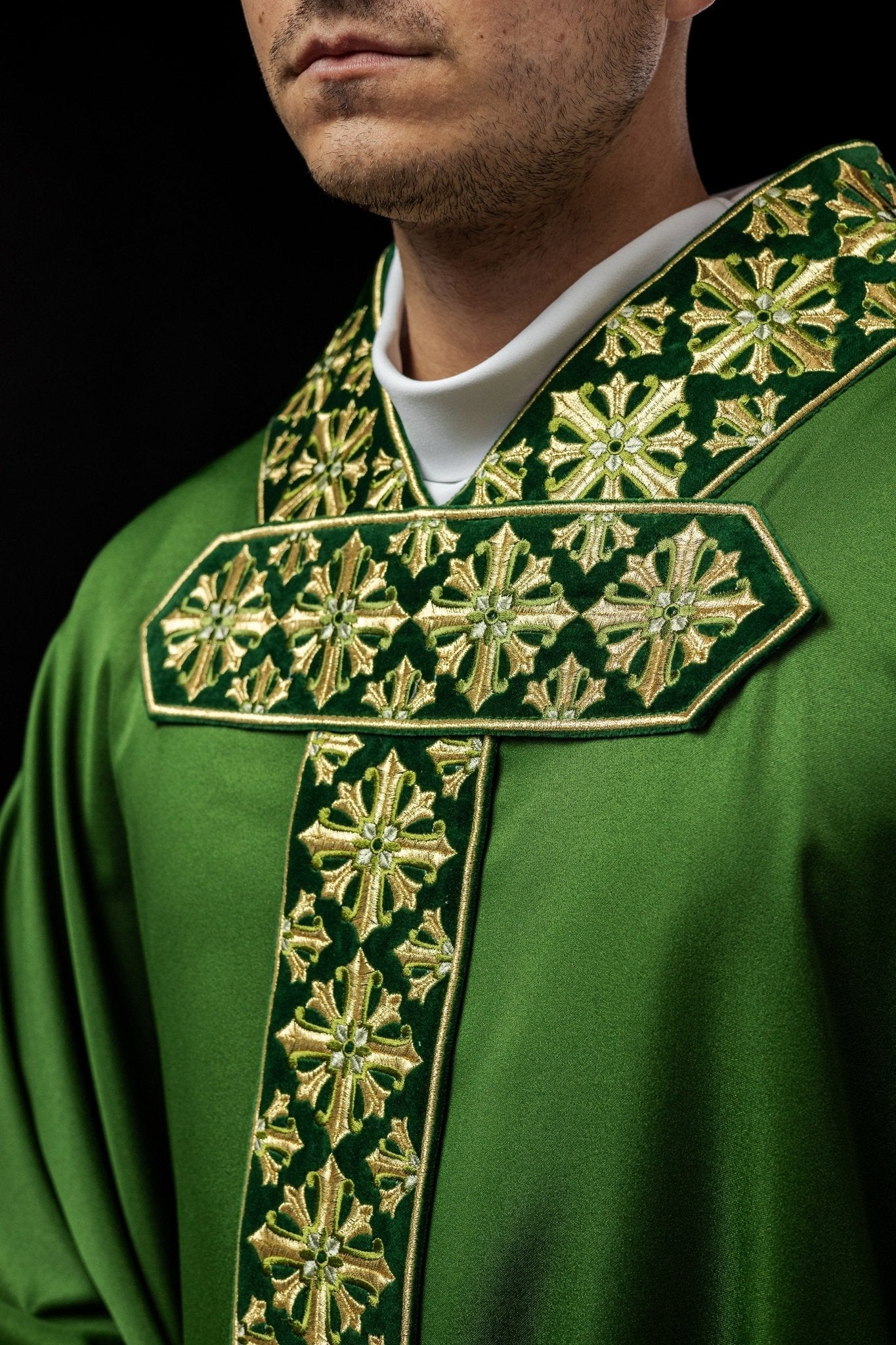 Chasuble with shiny embroidery in green LE/7026/01 - HAFTINAUSA.COM