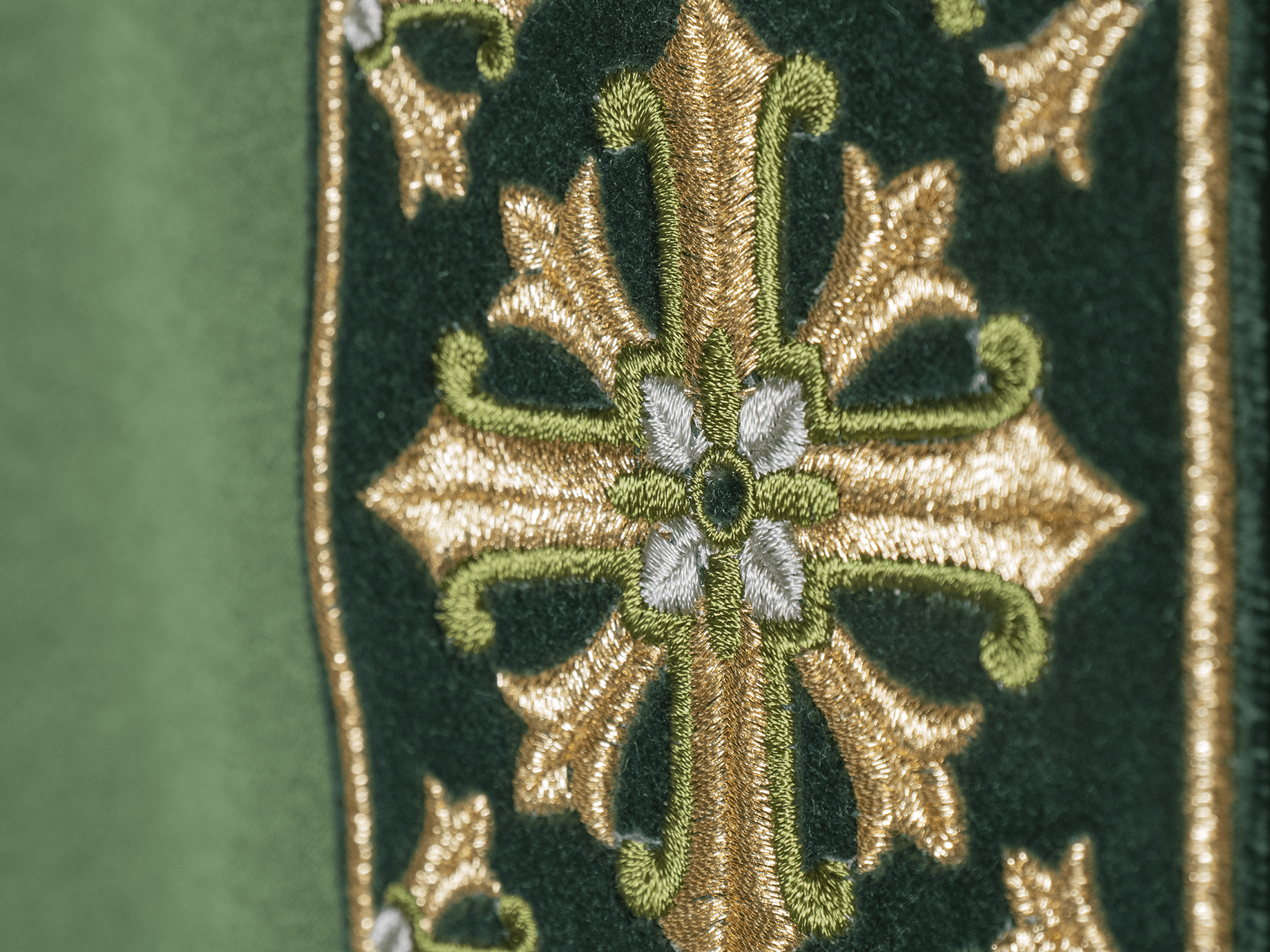 Chasuble with shiny embroidery in green LE/7026/01 - HAFTINAUSA.COM