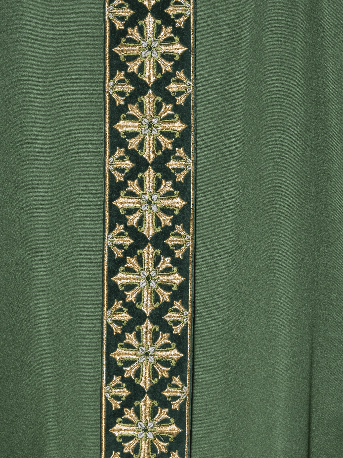 Chasuble with shiny embroidery in green LE/7026/01 - HAFTINAUSA.COM